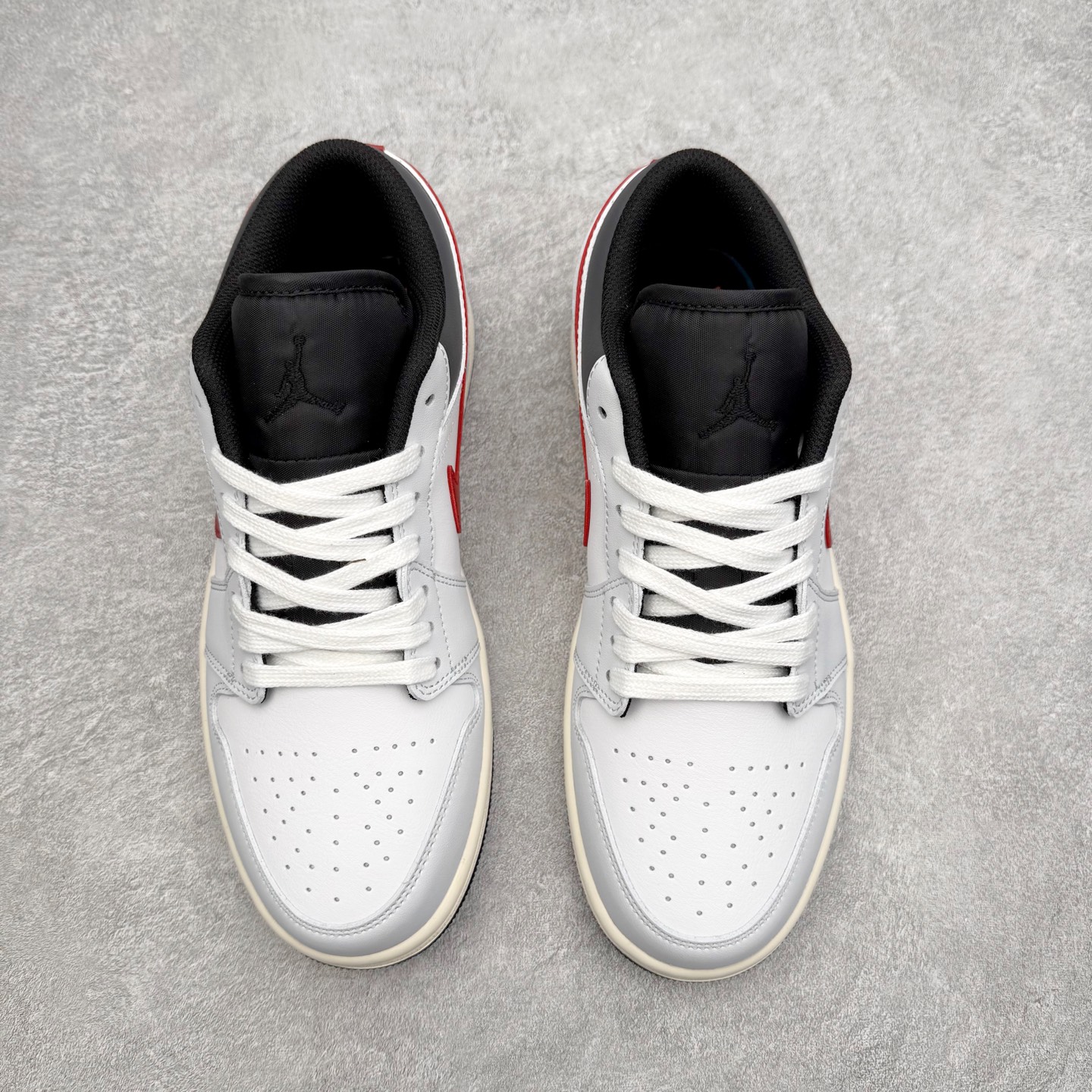 图片[2]-＃K版 Air Jordan AJ1 Low 低帮 553558-081 全新流水线出品 DT版本唯一平替选择 市场第二梯队最强版 全部原鞋开发 原楦原纸板开发 全鞋电脑针车 原厂内置全掌气垫 原盒内在原标 唯一Zp原版鞋带绑法 免检产品 全新2022版型 全头层皮料 完美零毛边处理 原厂配置全掌气垫 价格定位良心 几十个配色陆续出货 实拍调校N版已经零色差零失真 百分百还原实物色彩所见即所得 不存在货不对板色差等低级问题 选购参考实物拍摄 不混卖不参货 只用心做好货严格选品 承诺混一赔十 尺码：36 36.5 37.5 38 38.5 39 40 40.5 41 42 42.5 43 44 44.5 45-选品中心