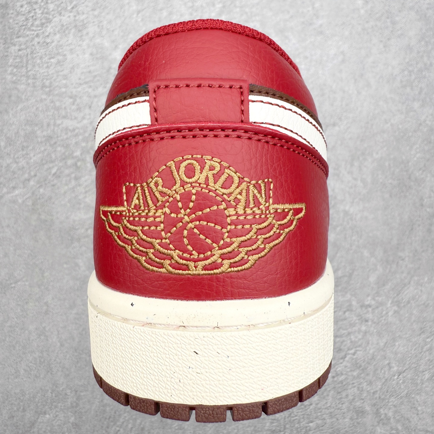 图片[8]-＃K版 Air Jordan AJ1 Low 低帮 IR7600-211 全新流水线出品 DT版本唯一平替选择 市场第二梯队最强版 全部原鞋开发 原楦原纸板开发 全鞋电脑针车 原厂内置全掌气垫 原盒内在原标 唯一Zp原版鞋带绑法 免检产品 全新2022版型 全头层皮料 完美零毛边处理 原厂配置全掌气垫 价格定位良心 几十个配色陆续出货 实拍调校N版已经零色差零失真 百分百还原实物色彩所见即所得 不存在货不对板色差等低级问题 选购参考实物拍摄 不混卖不参货 只用心做好货严格选品 承诺混一赔十 尺码：36 36.5 37.5 38 38.5 39 40 40.5 41 42 42.5 43 44 44.5 45-选品中心