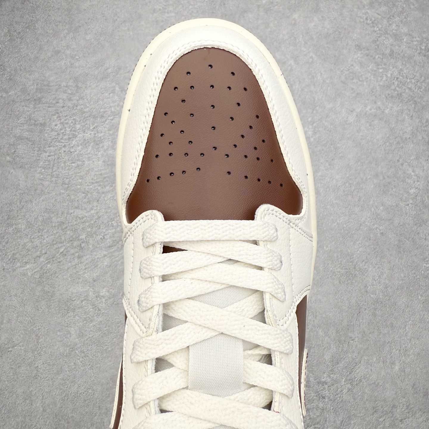 图片[4]-＃K版 Air Jordan AJ1 Low 低帮 IR7600-211 全新流水线出品 DT版本唯一平替选择 市场第二梯队最强版 全部原鞋开发 原楦原纸板开发 全鞋电脑针车 原厂内置全掌气垫 原盒内在原标 唯一Zp原版鞋带绑法 免检产品 全新2022版型 全头层皮料 完美零毛边处理 原厂配置全掌气垫 价格定位良心 几十个配色陆续出货 实拍调校N版已经零色差零失真 百分百还原实物色彩所见即所得 不存在货不对板色差等低级问题 选购参考实物拍摄 不混卖不参货 只用心做好货严格选品 承诺混一赔十 尺码：36 36.5 37.5 38 38.5 39 40 40.5 41 42 42.5 43 44 44.5 45-选品中心