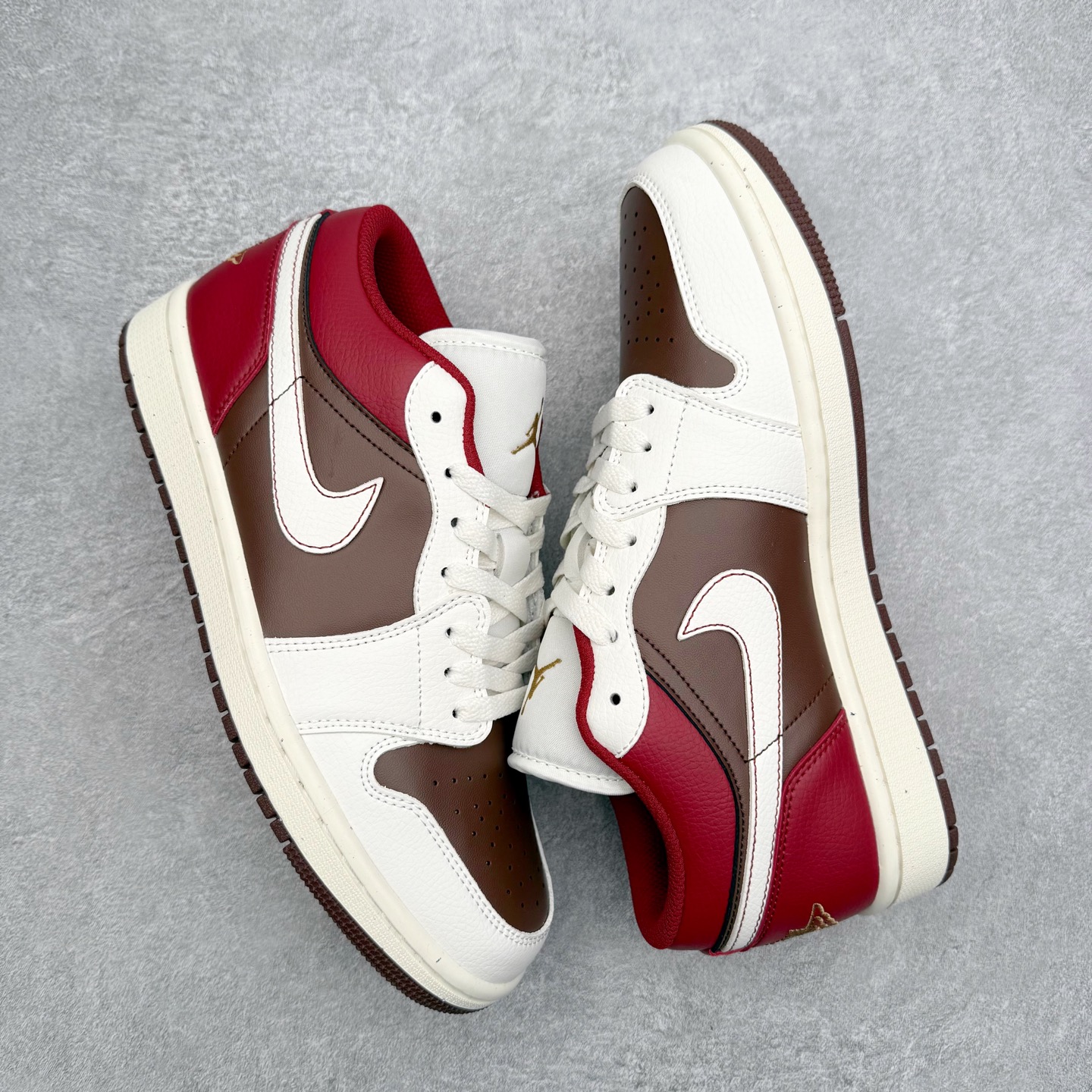 图片[3]-＃K版 Air Jordan AJ1 Low 低帮 IR7600-211 全新流水线出品 DT版本唯一平替选择 市场第二梯队最强版 全部原鞋开发 原楦原纸板开发 全鞋电脑针车 原厂内置全掌气垫 原盒内在原标 唯一Zp原版鞋带绑法 免检产品 全新2022版型 全头层皮料 完美零毛边处理 原厂配置全掌气垫 价格定位良心 几十个配色陆续出货 实拍调校N版已经零色差零失真 百分百还原实物色彩所见即所得 不存在货不对板色差等低级问题 选购参考实物拍摄 不混卖不参货 只用心做好货严格选品 承诺混一赔十 尺码：36 36.5 37.5 38 38.5 39 40 40.5 41 42 42.5 43 44 44.5 45-选品中心