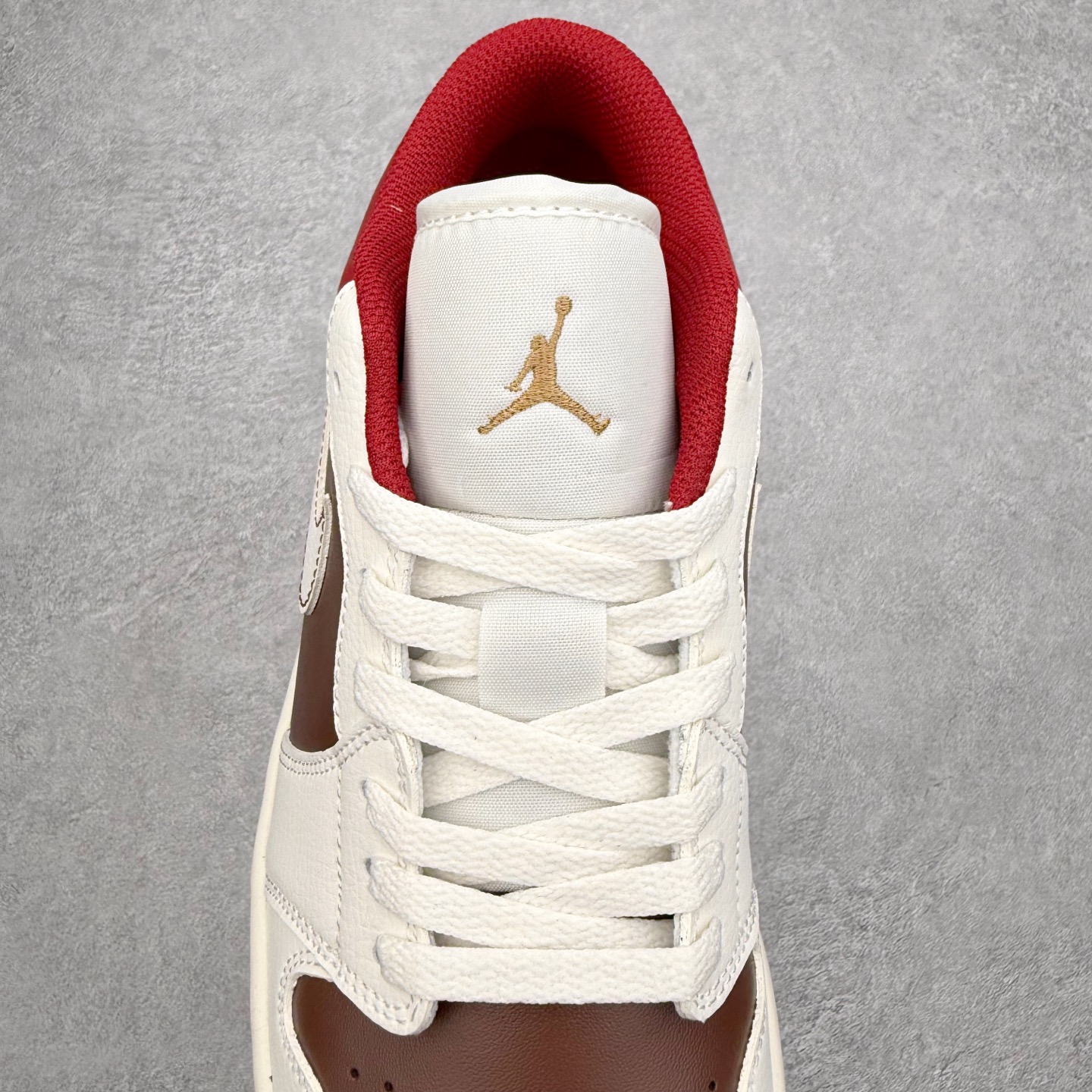 图片[5]-＃K版 Air Jordan AJ1 Low 低帮 IR7600-211 全新流水线出品 DT版本唯一平替选择 市场第二梯队最强版 全部原鞋开发 原楦原纸板开发 全鞋电脑针车 原厂内置全掌气垫 原盒内在原标 唯一Zp原版鞋带绑法 免检产品 全新2022版型 全头层皮料 完美零毛边处理 原厂配置全掌气垫 价格定位良心 几十个配色陆续出货 实拍调校N版已经零色差零失真 百分百还原实物色彩所见即所得 不存在货不对板色差等低级问题 选购参考实物拍摄 不混卖不参货 只用心做好货严格选品 承诺混一赔十 尺码：36 36.5 37.5 38 38.5 39 40 40.5 41 42 42.5 43 44 44.5 45-选品中心