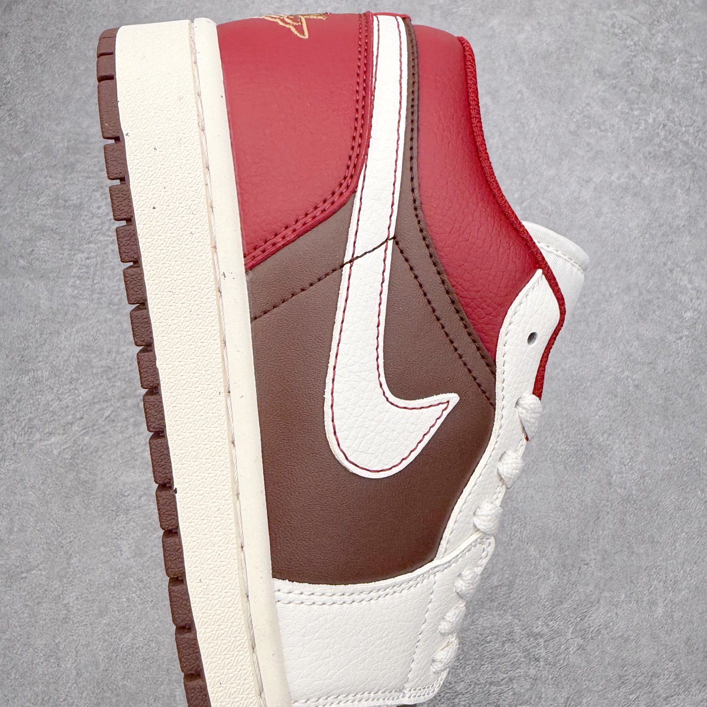 图片[6]-＃K版 Air Jordan AJ1 Low 低帮 IR7600-211 全新流水线出品 DT版本唯一平替选择 市场第二梯队最强版 全部原鞋开发 原楦原纸板开发 全鞋电脑针车 原厂内置全掌气垫 原盒内在原标 唯一Zp原版鞋带绑法 免检产品 全新2022版型 全头层皮料 完美零毛边处理 原厂配置全掌气垫 价格定位良心 几十个配色陆续出货 实拍调校N版已经零色差零失真 百分百还原实物色彩所见即所得 不存在货不对板色差等低级问题 选购参考实物拍摄 不混卖不参货 只用心做好货严格选品 承诺混一赔十 尺码：36 36.5 37.5 38 38.5 39 40 40.5 41 42 42.5 43 44 44.5 45-选品中心