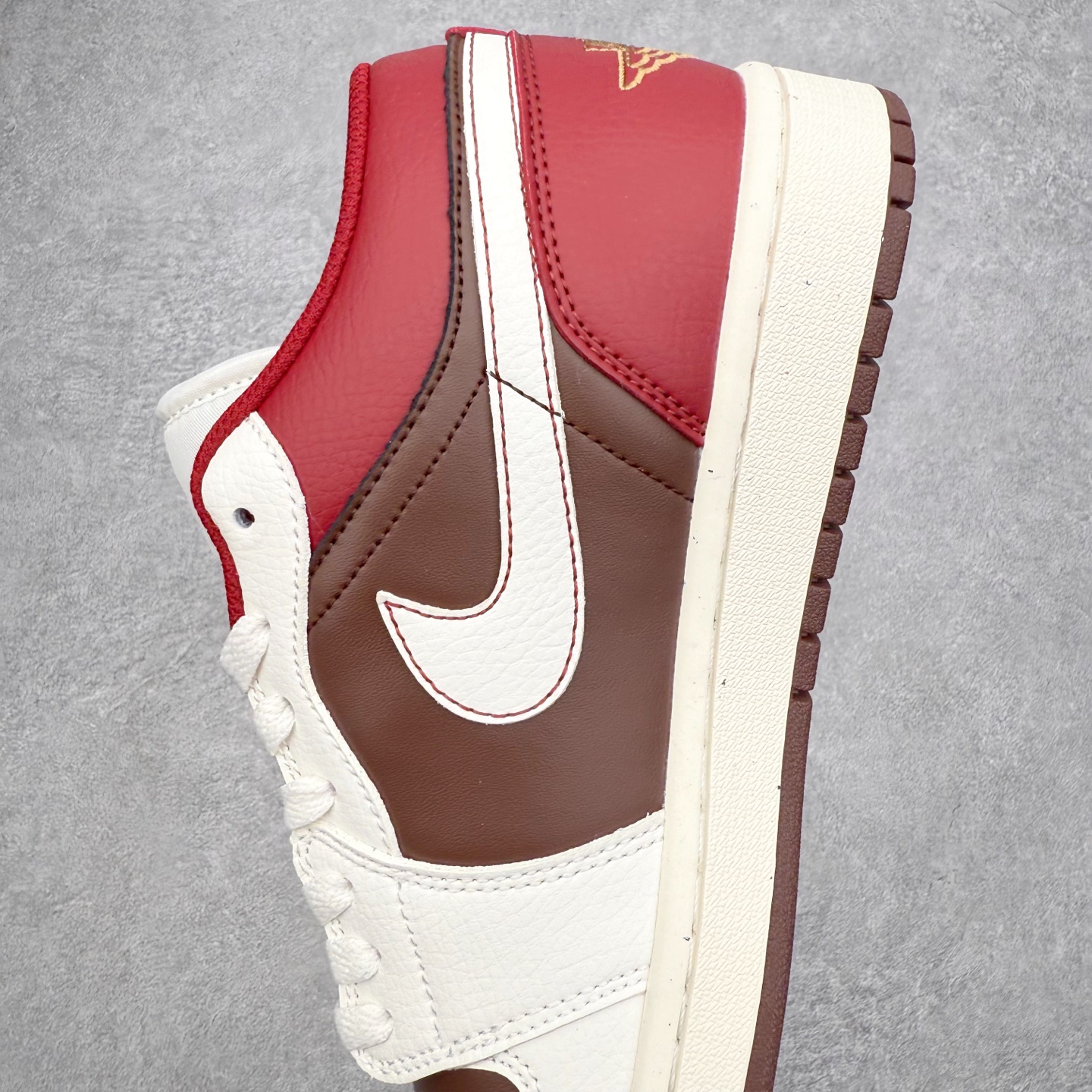 图片[7]-＃K版 Air Jordan AJ1 Low 低帮 IR7600-211 全新流水线出品 DT版本唯一平替选择 市场第二梯队最强版 全部原鞋开发 原楦原纸板开发 全鞋电脑针车 原厂内置全掌气垫 原盒内在原标 唯一Zp原版鞋带绑法 免检产品 全新2022版型 全头层皮料 完美零毛边处理 原厂配置全掌气垫 价格定位良心 几十个配色陆续出货 实拍调校N版已经零色差零失真 百分百还原实物色彩所见即所得 不存在货不对板色差等低级问题 选购参考实物拍摄 不混卖不参货 只用心做好货严格选品 承诺混一赔十 尺码：36 36.5 37.5 38 38.5 39 40 40.5 41 42 42.5 43 44 44.5 45-选品中心