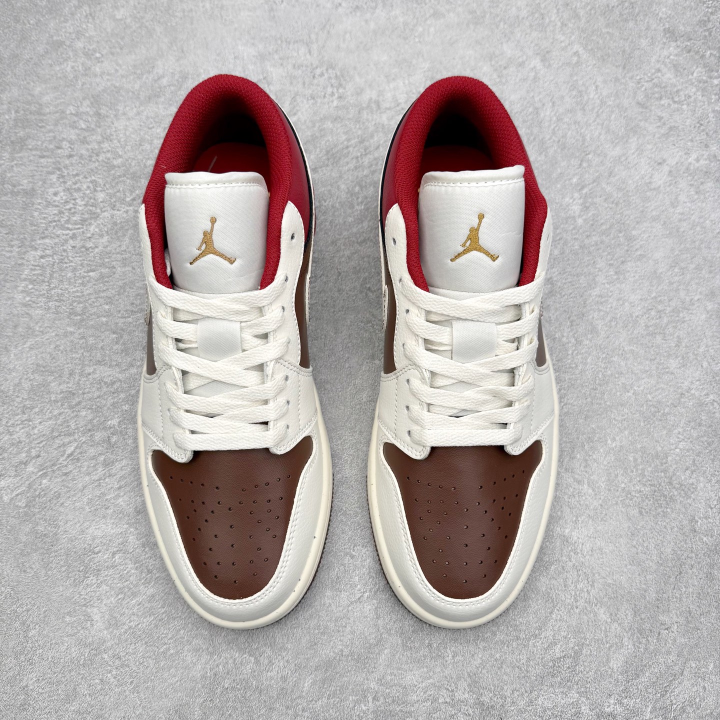 图片[2]-＃K版 Air Jordan AJ1 Low 低帮 IR7600-211 全新流水线出品 DT版本唯一平替选择 市场第二梯队最强版 全部原鞋开发 原楦原纸板开发 全鞋电脑针车 原厂内置全掌气垫 原盒内在原标 唯一Zp原版鞋带绑法 免检产品 全新2022版型 全头层皮料 完美零毛边处理 原厂配置全掌气垫 价格定位良心 几十个配色陆续出货 实拍调校N版已经零色差零失真 百分百还原实物色彩所见即所得 不存在货不对板色差等低级问题 选购参考实物拍摄 不混卖不参货 只用心做好货严格选品 承诺混一赔十 尺码：36 36.5 37.5 38 38.5 39 40 40.5 41 42 42.5 43 44 44.5 45-选品中心