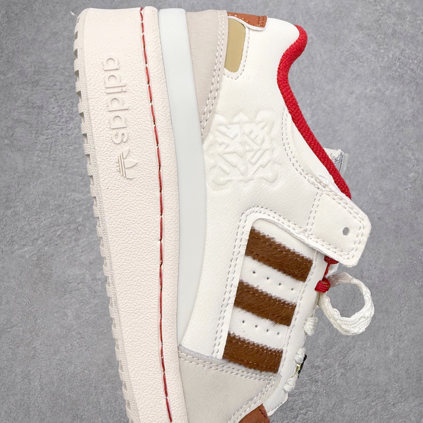 图片[6]-AD Forum 84 Low OG 低帮百搭潮流休闲运动板鞋 KJ8751 以复古篮球鞋的外形为基础 采用皮革拼接 简约百搭 更加贴合舒适 中底内侧网格造型起到点睛之笔 外底橡胶 更显复古 尺码：36 36.5 37.5 38 38.5 39 40 40.5 41 42 42.5 43 44 44.5 45-选品中心