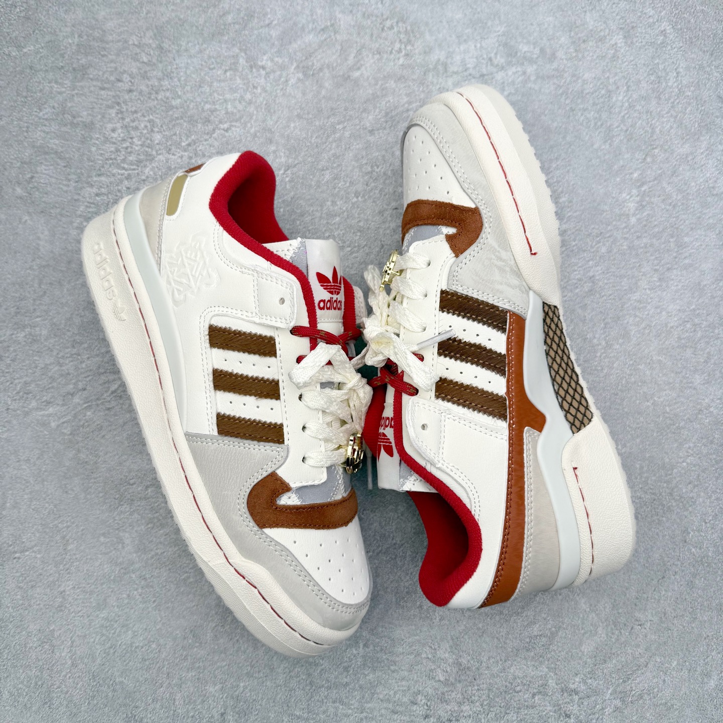 图片[3]-AD Forum 84 Low OG 低帮百搭潮流休闲运动板鞋 KJ8751 以复古篮球鞋的外形为基础 采用皮革拼接 简约百搭 更加贴合舒适 中底内侧网格造型起到点睛之笔 外底橡胶 更显复古 尺码：36 36.5 37.5 38 38.5 39 40 40.5 41 42 42.5 43 44 44.5 45-选品中心