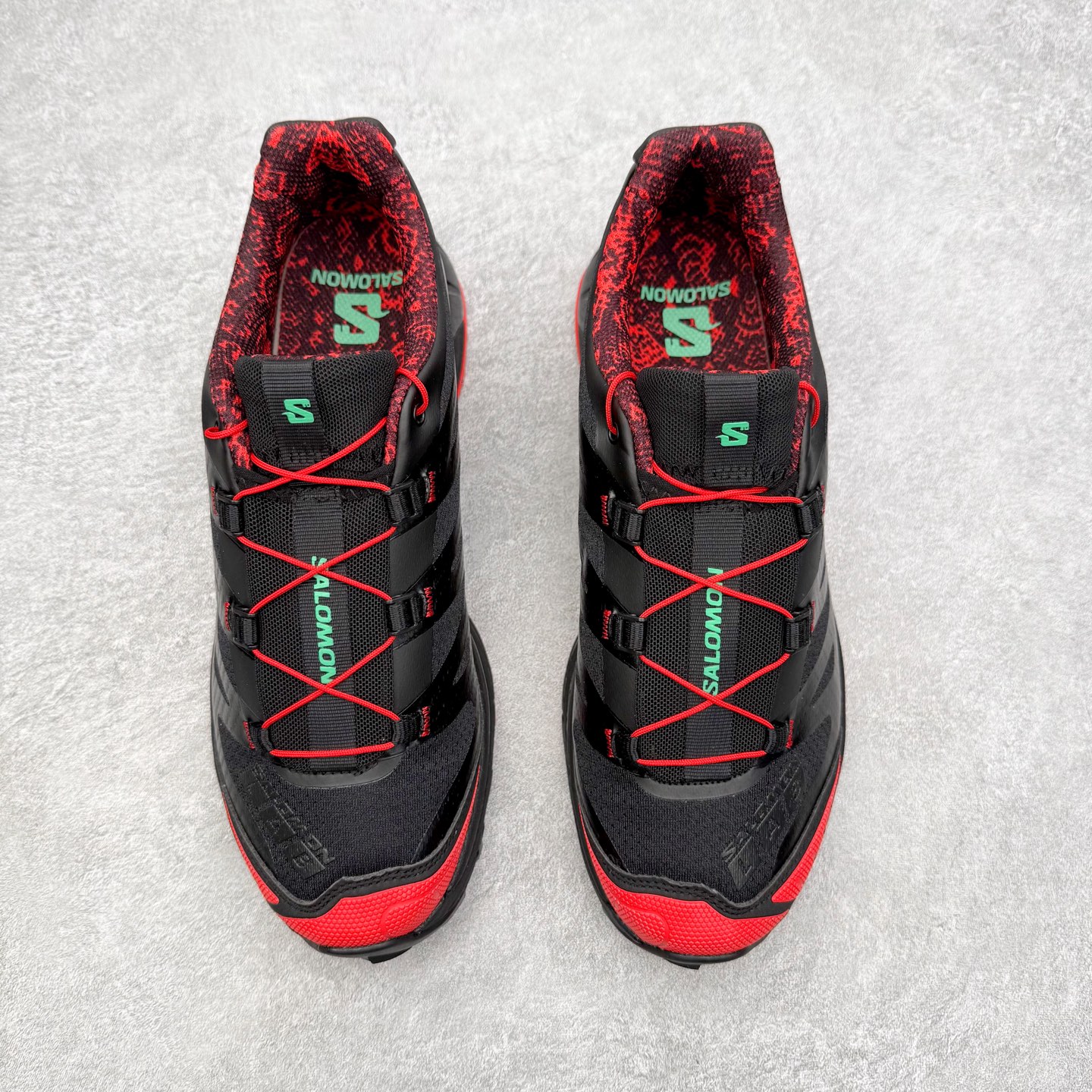 图片[2]-＃GD Salomon XT-4 OG Advanced 萨洛蒙系列低帮城市越野机能透气休闲运动鞋 马年限定黑红 鞋舌处附有迷你网眼袋收纳鞋绳以及下方的多色 Logo 标签 接着搭载奶油色 ACS 技术中底以及金色 TPU 塑料部件提升鞋款耐用性 中底与鞋面之间饰有海蓝色条状细节有效增添鞋款层次 最后应用黑色 Contragrip Chevron 外底完成鞋款设计 这次配色颇为高调 两款配色均以绚丽的渐变设计呈现 一款以粉紫渐变主打 另一款以黄绿渐变呈现 视觉效果相当吸睛 鞋面的使用玻璃纤维覆盖物加固 并通过细绳扣系带系统进行锁定 Salomon 的品牌logo 出现在脚后跟和前掌部位 中底虽然偏薄 但非常耐用 与模压塑料ACS 框架以及致密AC2 Muscle 鞋底单元结合 能够提供出色的支撑力和缓冲性 尺码：36 36.5 37.5 38 38.5 39 40 40.5 41 42 42.5 43 44 44.5 45-选品中心