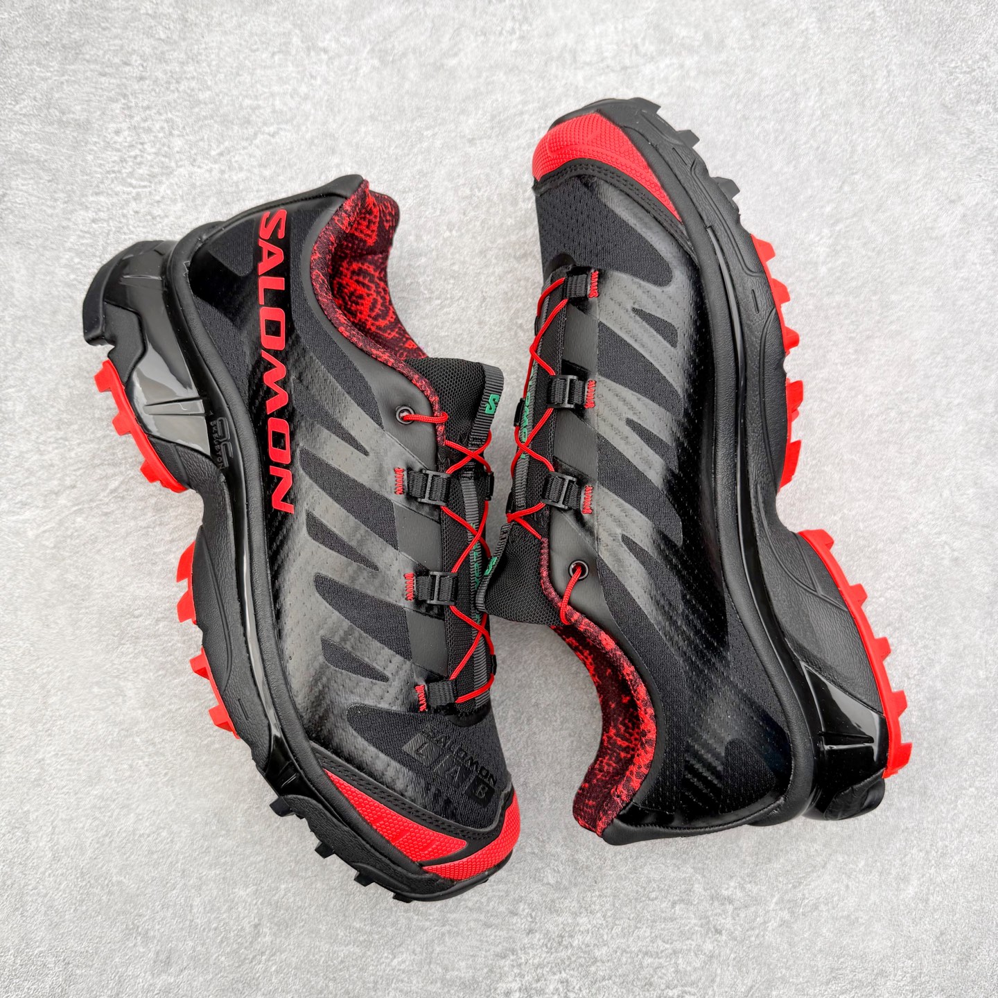 图片[3]-＃GD Salomon XT-4 OG Advanced 萨洛蒙系列低帮城市越野机能透气休闲运动鞋 马年限定黑红 鞋舌处附有迷你网眼袋收纳鞋绳以及下方的多色 Logo 标签 接着搭载奶油色 ACS 技术中底以及金色 TPU 塑料部件提升鞋款耐用性 中底与鞋面之间饰有海蓝色条状细节有效增添鞋款层次 最后应用黑色 Contragrip Chevron 外底完成鞋款设计 这次配色颇为高调 两款配色均以绚丽的渐变设计呈现 一款以粉紫渐变主打 另一款以黄绿渐变呈现 视觉效果相当吸睛 鞋面的使用玻璃纤维覆盖物加固 并通过细绳扣系带系统进行锁定 Salomon 的品牌logo 出现在脚后跟和前掌部位 中底虽然偏薄 但非常耐用 与模压塑料ACS 框架以及致密AC2 Muscle 鞋底单元结合 能够提供出色的支撑力和缓冲性 尺码：36 36.5 37.5 38 38.5 39 40 40.5 41 42 42.5 43 44 44.5 45-选品中心