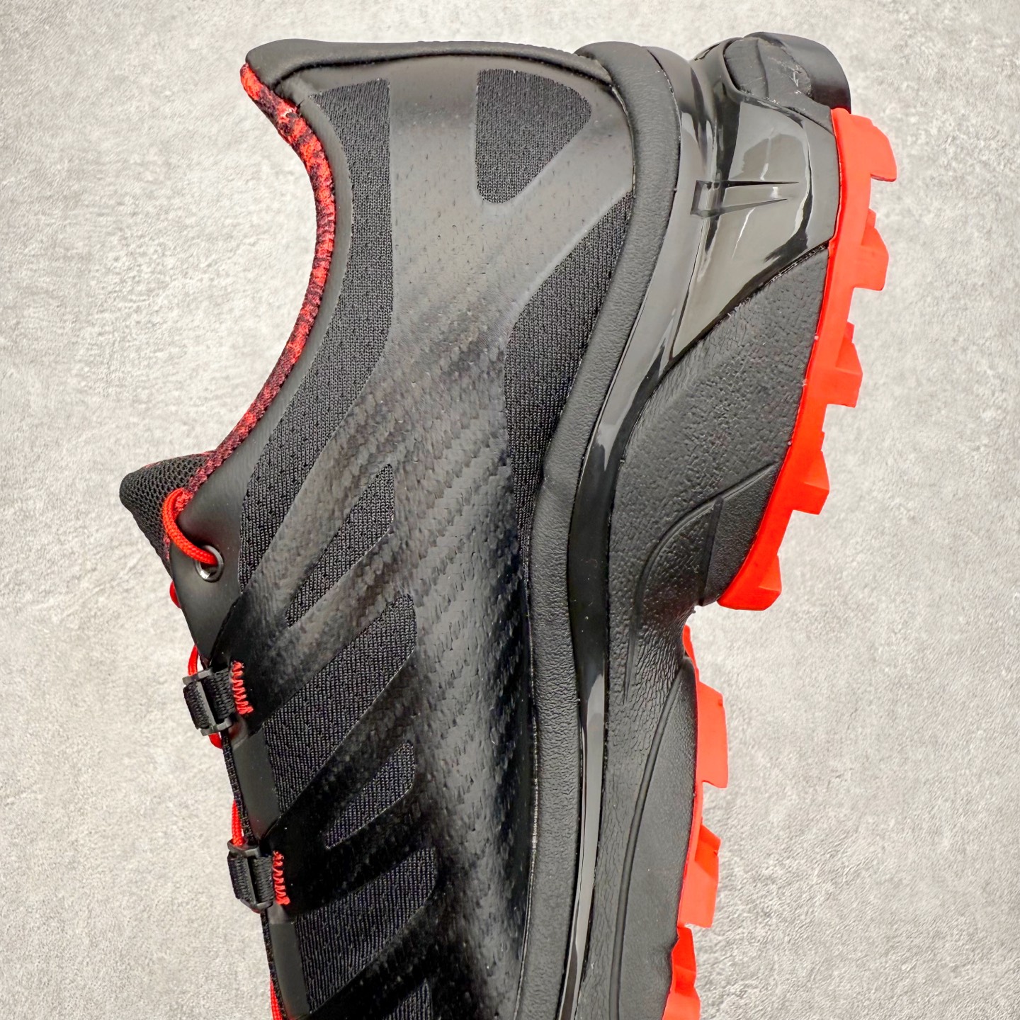 图片[7]-＃GD Salomon XT-4 OG Advanced 萨洛蒙系列低帮城市越野机能透气休闲运动鞋 马年限定黑红 鞋舌处附有迷你网眼袋收纳鞋绳以及下方的多色 Logo 标签 接着搭载奶油色 ACS 技术中底以及金色 TPU 塑料部件提升鞋款耐用性 中底与鞋面之间饰有海蓝色条状细节有效增添鞋款层次 最后应用黑色 Contragrip Chevron 外底完成鞋款设计 这次配色颇为高调 两款配色均以绚丽的渐变设计呈现 一款以粉紫渐变主打 另一款以黄绿渐变呈现 视觉效果相当吸睛 鞋面的使用玻璃纤维覆盖物加固 并通过细绳扣系带系统进行锁定 Salomon 的品牌logo 出现在脚后跟和前掌部位 中底虽然偏薄 但非常耐用 与模压塑料ACS 框架以及致密AC2 Muscle 鞋底单元结合 能够提供出色的支撑力和缓冲性 尺码：36 36.5 37.5 38 38.5 39 40 40.5 41 42 42.5 43 44 44.5 45-选品中心