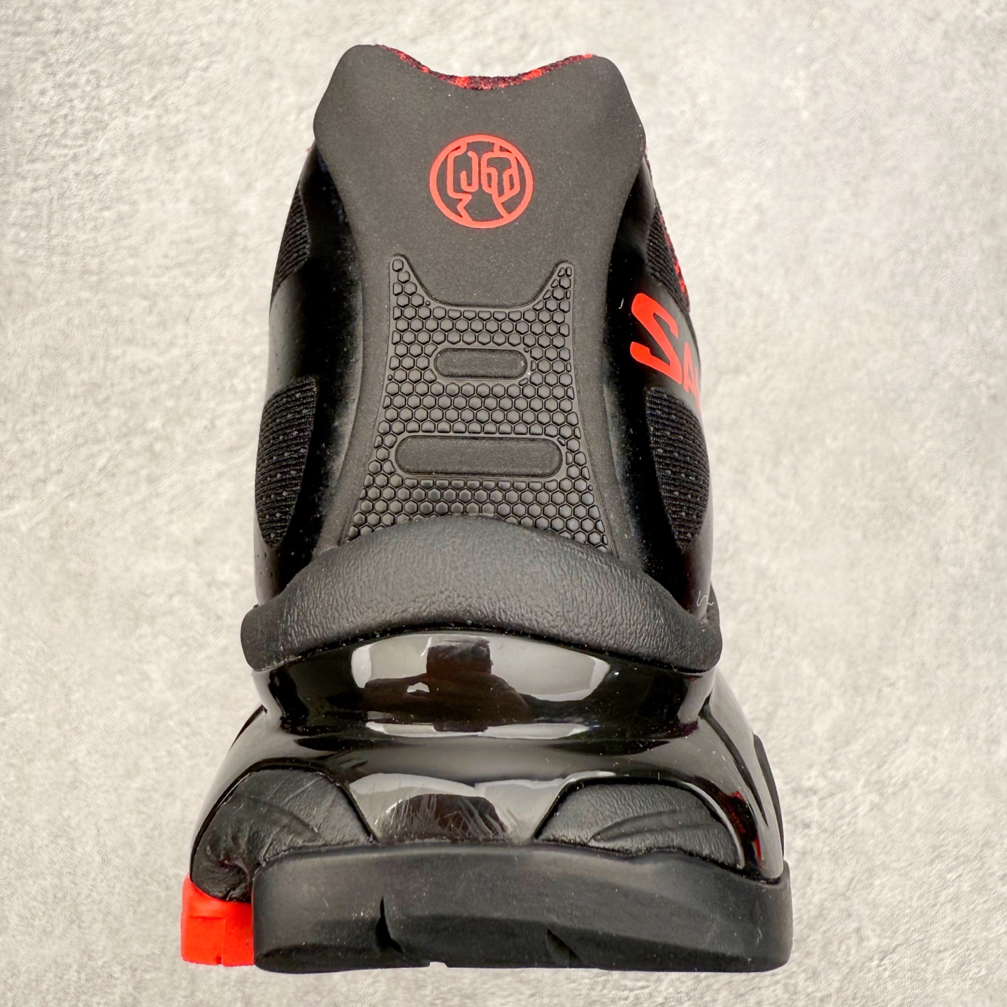 图片[8]-＃GD Salomon XT-4 OG Advanced 萨洛蒙系列低帮城市越野机能透气休闲运动鞋 马年限定黑红 鞋舌处附有迷你网眼袋收纳鞋绳以及下方的多色 Logo 标签 接着搭载奶油色 ACS 技术中底以及金色 TPU 塑料部件提升鞋款耐用性 中底与鞋面之间饰有海蓝色条状细节有效增添鞋款层次 最后应用黑色 Contragrip Chevron 外底完成鞋款设计 这次配色颇为高调 两款配色均以绚丽的渐变设计呈现 一款以粉紫渐变主打 另一款以黄绿渐变呈现 视觉效果相当吸睛 鞋面的使用玻璃纤维覆盖物加固 并通过细绳扣系带系统进行锁定 Salomon 的品牌logo 出现在脚后跟和前掌部位 中底虽然偏薄 但非常耐用 与模压塑料ACS 框架以及致密AC2 Muscle 鞋底单元结合 能够提供出色的支撑力和缓冲性 尺码：36 36.5 37.5 38 38.5 39 40 40.5 41 42 42.5 43 44 44.5 45-选品中心