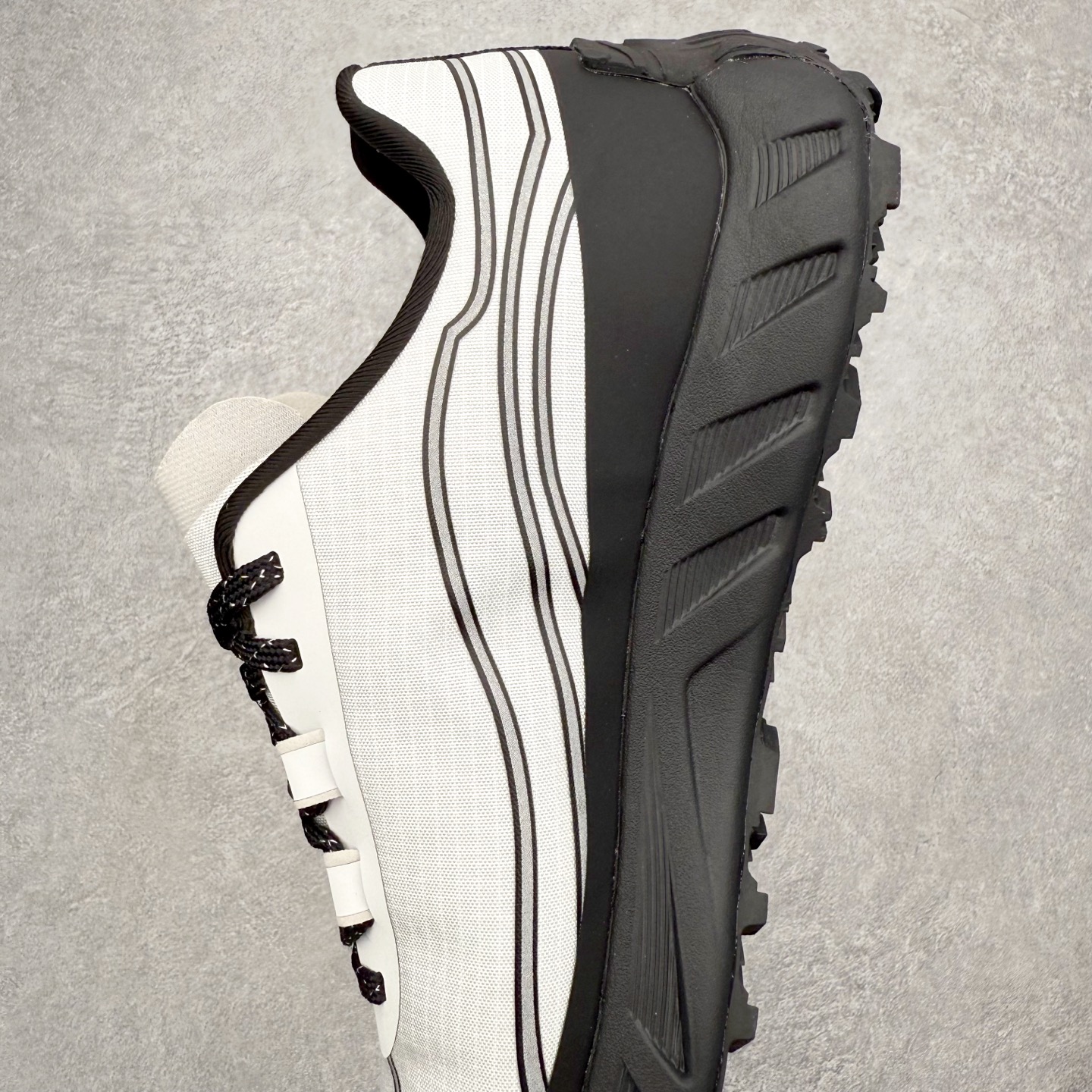 图片[7]-＃纯原 NORDA 002 轻便户外运动舒适防滑耐磨低帮跑步鞋 Norda是一个来自加拿大的品牌，由两位越野跑者Nicholas Martire 和Willamina Martire夫妇联合其他两位合作者创立，旨在打造全球最佳的越野跑鞋。在品牌正式成立之前，他们邀请了运动员、艺术家和材料专家，共同讨论如何塑造这个全新的品牌。最终，Norda品牌在2020年正式成立，但他们的第一双鞋子Norda001直到2022年1月才发布。在品牌成立的三年里，Norda总共只推出了两款跑鞋，但在配色和其他品牌的合作上却频频发力。包括Zegna、Ciele和Satisfy等跑步圈里的当红品牌，都进行了联名。Zegna更是在今年年初收购了一部分Norda的股份，并宣称将会在未来投入更多资金支持品牌的发展。尺码：36 36.5 37.5 38 38.5 39 40 40.5 41 42 42.5 43 44 44.5 45 46-选品中心