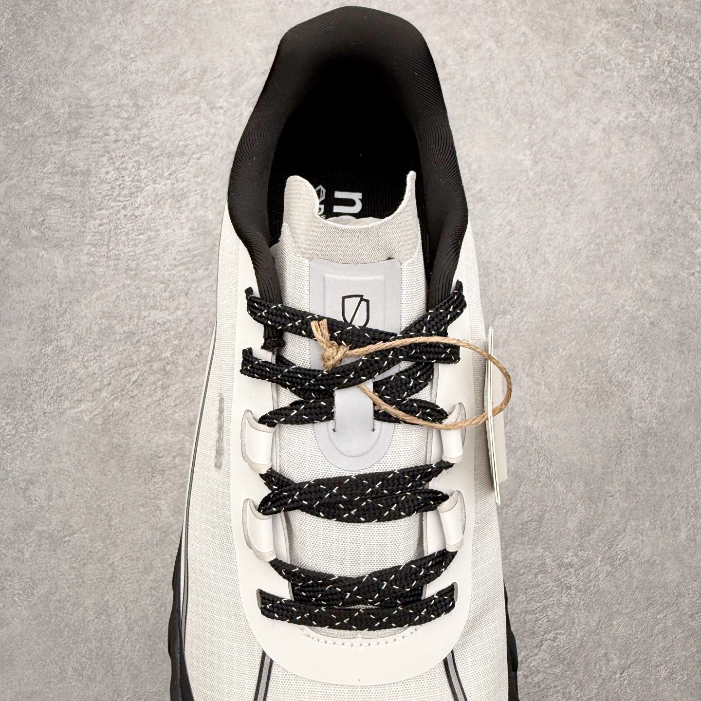 图片[5]-＃纯原 NORDA 002 轻便户外运动舒适防滑耐磨低帮跑步鞋 Norda是一个来自加拿大的品牌，由两位越野跑者Nicholas Martire 和Willamina Martire夫妇联合其他两位合作者创立，旨在打造全球最佳的越野跑鞋。在品牌正式成立之前，他们邀请了运动员、艺术家和材料专家，共同讨论如何塑造这个全新的品牌。最终，Norda品牌在2020年正式成立，但他们的第一双鞋子Norda001直到2022年1月才发布。在品牌成立的三年里，Norda总共只推出了两款跑鞋，但在配色和其他品牌的合作上却频频发力。包括Zegna、Ciele和Satisfy等跑步圈里的当红品牌，都进行了联名。Zegna更是在今年年初收购了一部分Norda的股份，并宣称将会在未来投入更多资金支持品牌的发展。尺码：36 36.5 37.5 38 38.5 39 40 40.5 41 42 42.5 43 44 44.5 45 46-选品中心