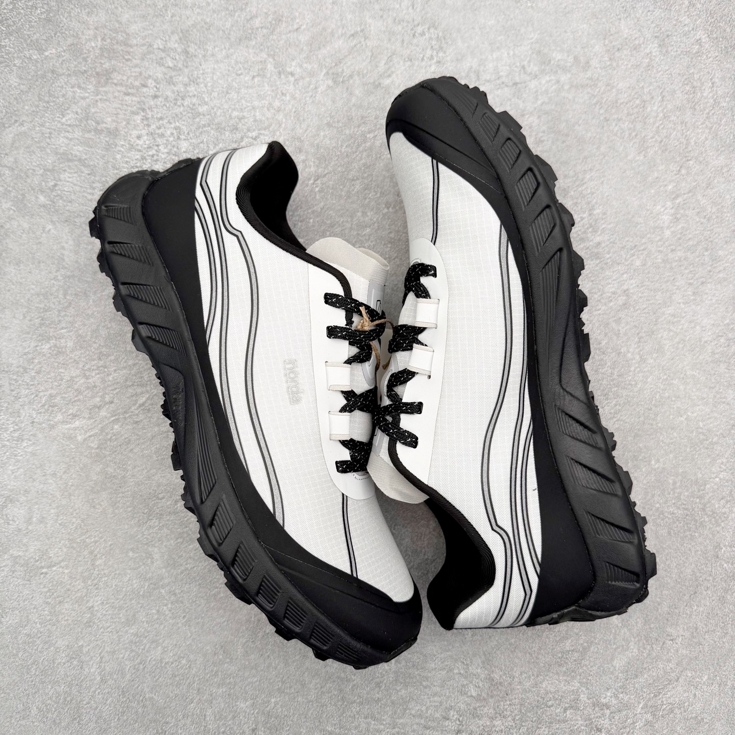 图片[3]-＃纯原 NORDA 002 轻便户外运动舒适防滑耐磨低帮跑步鞋 Norda是一个来自加拿大的品牌，由两位越野跑者Nicholas Martire 和Willamina Martire夫妇联合其他两位合作者创立，旨在打造全球最佳的越野跑鞋。在品牌正式成立之前，他们邀请了运动员、艺术家和材料专家，共同讨论如何塑造这个全新的品牌。最终，Norda品牌在2020年正式成立，但他们的第一双鞋子Norda001直到2022年1月才发布。在品牌成立的三年里，Norda总共只推出了两款跑鞋，但在配色和其他品牌的合作上却频频发力。包括Zegna、Ciele和Satisfy等跑步圈里的当红品牌，都进行了联名。Zegna更是在今年年初收购了一部分Norda的股份，并宣称将会在未来投入更多资金支持品牌的发展。尺码：36 36.5 37.5 38 38.5 39 40 40.5 41 42 42.5 43 44 44.5 45 46-选品中心