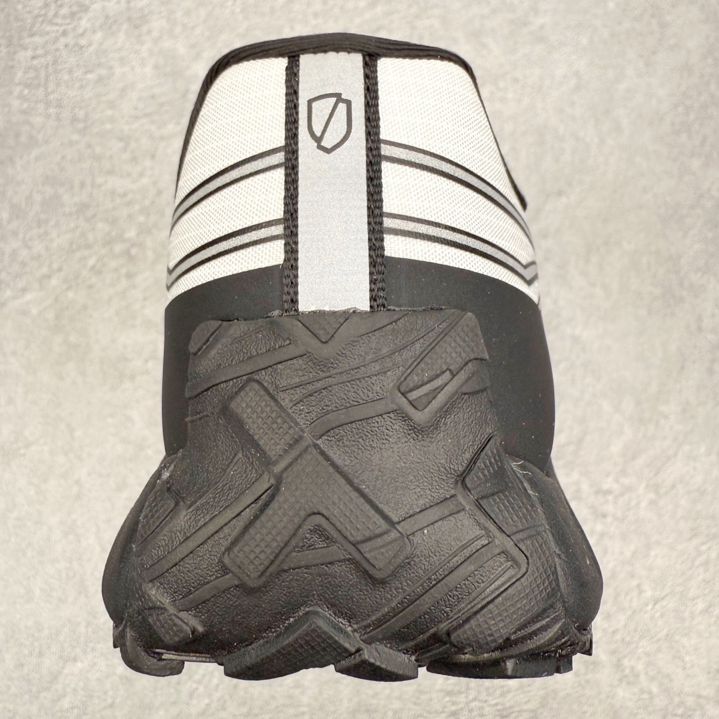 图片[8]-＃纯原 NORDA 002 轻便户外运动舒适防滑耐磨低帮跑步鞋 Norda是一个来自加拿大的品牌，由两位越野跑者Nicholas Martire 和Willamina Martire夫妇联合其他两位合作者创立，旨在打造全球最佳的越野跑鞋。在品牌正式成立之前，他们邀请了运动员、艺术家和材料专家，共同讨论如何塑造这个全新的品牌。最终，Norda品牌在2020年正式成立，但他们的第一双鞋子Norda001直到2022年1月才发布。在品牌成立的三年里，Norda总共只推出了两款跑鞋，但在配色和其他品牌的合作上却频频发力。包括Zegna、Ciele和Satisfy等跑步圈里的当红品牌，都进行了联名。Zegna更是在今年年初收购了一部分Norda的股份，并宣称将会在未来投入更多资金支持品牌的发展。尺码：36 36.5 37.5 38 38.5 39 40 40.5 41 42 42.5 43 44 44.5 45 46-选品中心