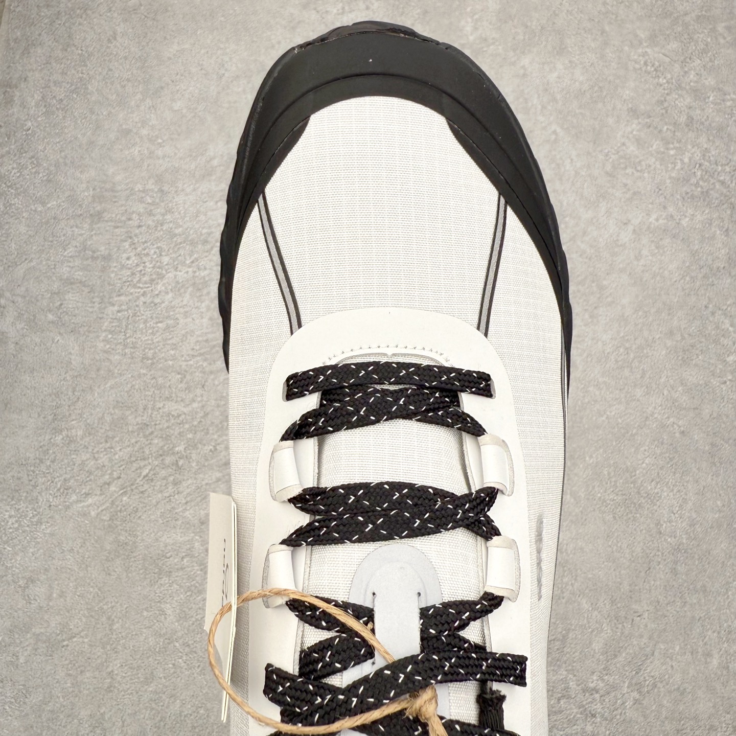 图片[4]-＃纯原 NORDA 002 轻便户外运动舒适防滑耐磨低帮跑步鞋 Norda是一个来自加拿大的品牌，由两位越野跑者Nicholas Martire 和Willamina Martire夫妇联合其他两位合作者创立，旨在打造全球最佳的越野跑鞋。在品牌正式成立之前，他们邀请了运动员、艺术家和材料专家，共同讨论如何塑造这个全新的品牌。最终，Norda品牌在2020年正式成立，但他们的第一双鞋子Norda001直到2022年1月才发布。在品牌成立的三年里，Norda总共只推出了两款跑鞋，但在配色和其他品牌的合作上却频频发力。包括Zegna、Ciele和Satisfy等跑步圈里的当红品牌，都进行了联名。Zegna更是在今年年初收购了一部分Norda的股份，并宣称将会在未来投入更多资金支持品牌的发展。尺码：36 36.5 37.5 38 38.5 39 40 40.5 41 42 42.5 43 44 44.5 45 46-选品中心