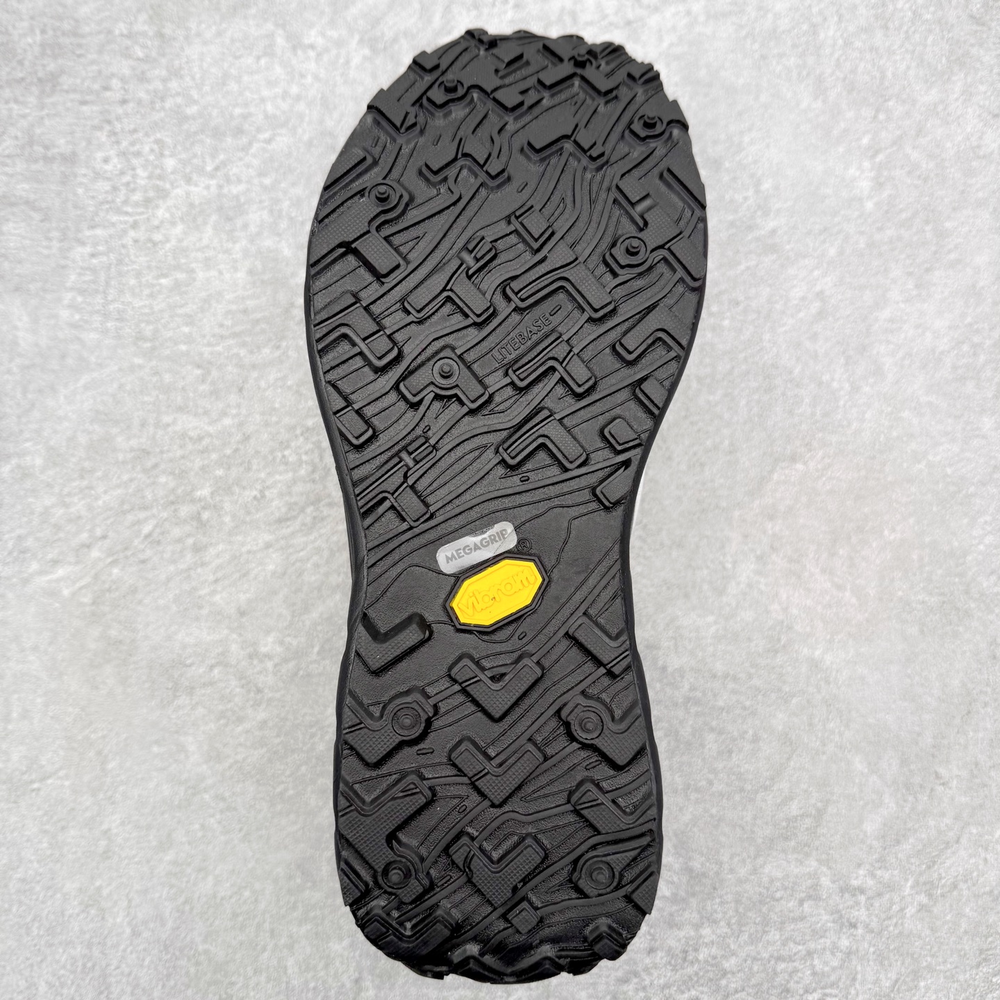 图片[9]-＃纯原 NORDA 002 轻便户外运动舒适防滑耐磨低帮跑步鞋 Norda是一个来自加拿大的品牌，由两位越野跑者Nicholas Martire 和Willamina Martire夫妇联合其他两位合作者创立，旨在打造全球最佳的越野跑鞋。在品牌正式成立之前，他们邀请了运动员、艺术家和材料专家，共同讨论如何塑造这个全新的品牌。最终，Norda品牌在2020年正式成立，但他们的第一双鞋子Norda001直到2022年1月才发布。在品牌成立的三年里，Norda总共只推出了两款跑鞋，但在配色和其他品牌的合作上却频频发力。包括Zegna、Ciele和Satisfy等跑步圈里的当红品牌，都进行了联名。Zegna更是在今年年初收购了一部分Norda的股份，并宣称将会在未来投入更多资金支持品牌的发展。尺码：36 36.5 37.5 38 38.5 39 40 40.5 41 42 42.5 43 44 44.5 45 46-选品中心