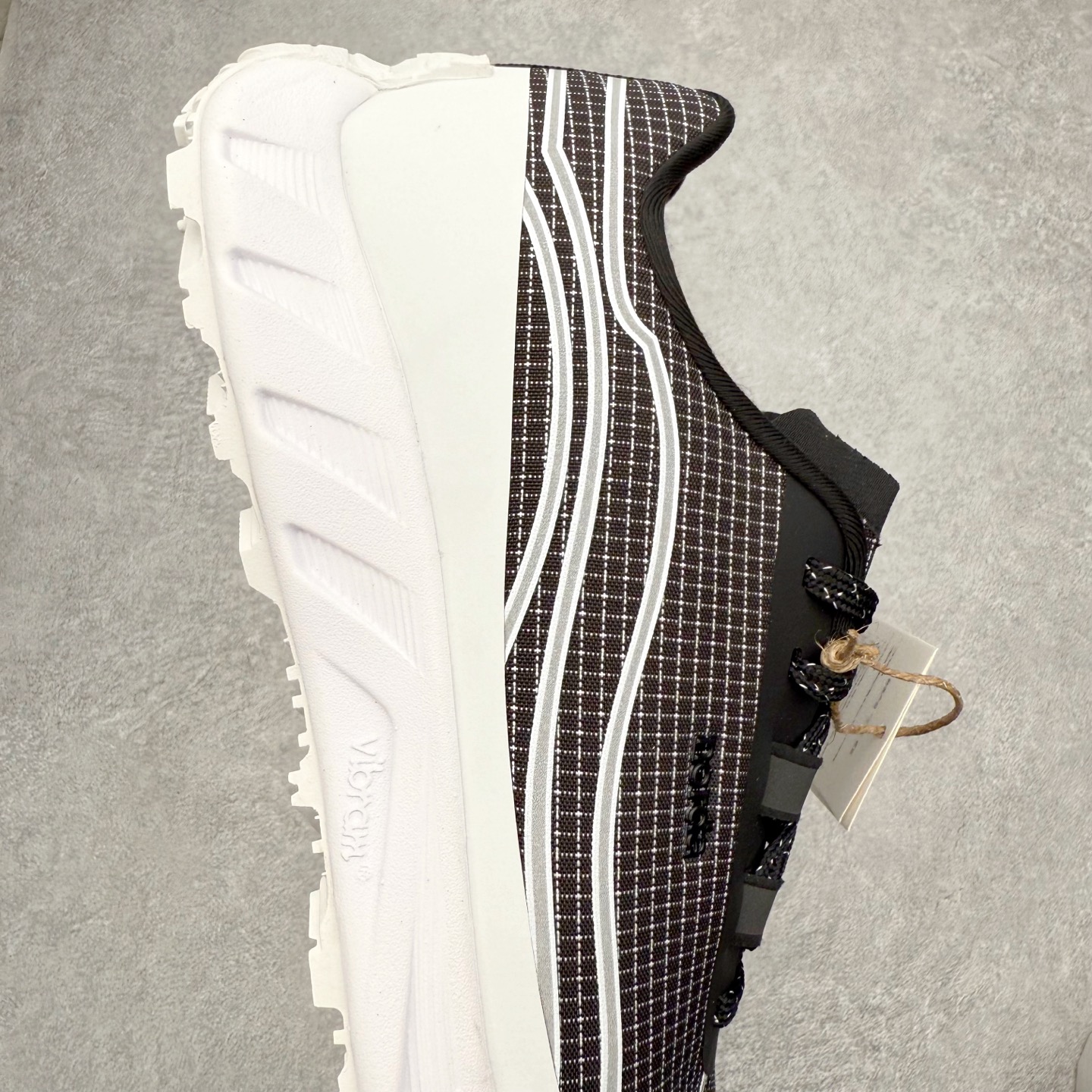 图片[6]-＃纯原 NORDA 002 轻便户外运动舒适防滑耐磨低帮跑步鞋 Norda是一个来自加拿大的品牌，由两位越野跑者Nicholas Martire 和Willamina Martire夫妇联合其他两位合作者创立，旨在打造全球最佳的越野跑鞋。在品牌正式成立之前，他们邀请了运动员、艺术家和材料专家，共同讨论如何塑造这个全新的品牌。最终，Norda品牌在2020年正式成立，但他们的第一双鞋子Norda001直到2022年1月才发布。在品牌成立的三年里，Norda总共只推出了两款跑鞋，但在配色和其他品牌的合作上却频频发力。包括Zegna、Ciele和Satisfy等跑步圈里的当红品牌，都进行了联名。Zegna更是在今年年初收购了一部分Norda的股份，并宣称将会在未来投入更多资金支持品牌的发展。尺码：36 36.5 37.5 38 38.5 39 40 40.5 41 42 42.5 43 44 44.5 45 46-选品中心