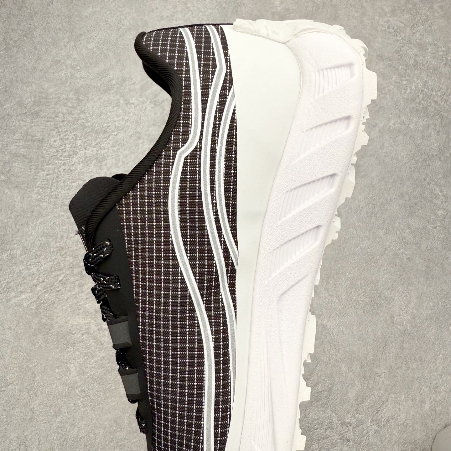 图片[7]-＃纯原 NORDA 002 轻便户外运动舒适防滑耐磨低帮跑步鞋 Norda是一个来自加拿大的品牌，由两位越野跑者Nicholas Martire 和Willamina Martire夫妇联合其他两位合作者创立，旨在打造全球最佳的越野跑鞋。在品牌正式成立之前，他们邀请了运动员、艺术家和材料专家，共同讨论如何塑造这个全新的品牌。最终，Norda品牌在2020年正式成立，但他们的第一双鞋子Norda001直到2022年1月才发布。在品牌成立的三年里，Norda总共只推出了两款跑鞋，但在配色和其他品牌的合作上却频频发力。包括Zegna、Ciele和Satisfy等跑步圈里的当红品牌，都进行了联名。Zegna更是在今年年初收购了一部分Norda的股份，并宣称将会在未来投入更多资金支持品牌的发展。尺码：36 36.5 37.5 38 38.5 39 40 40.5 41 42 42.5 43 44 44.5 45 46-选品中心