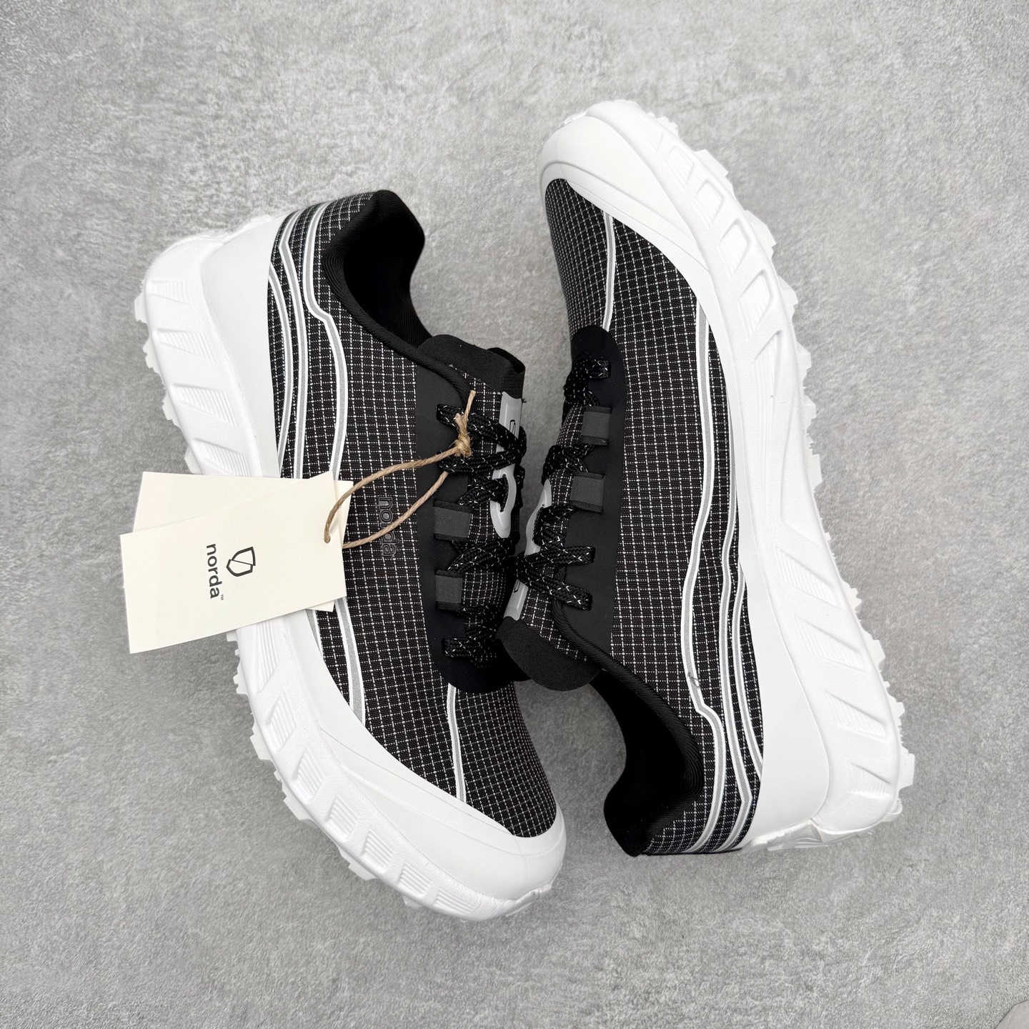 图片[3]-＃纯原 NORDA 002 轻便户外运动舒适防滑耐磨低帮跑步鞋 Norda是一个来自加拿大的品牌，由两位越野跑者Nicholas Martire 和Willamina Martire夫妇联合其他两位合作者创立，旨在打造全球最佳的越野跑鞋。在品牌正式成立之前，他们邀请了运动员、艺术家和材料专家，共同讨论如何塑造这个全新的品牌。最终，Norda品牌在2020年正式成立，但他们的第一双鞋子Norda001直到2022年1月才发布。在品牌成立的三年里，Norda总共只推出了两款跑鞋，但在配色和其他品牌的合作上却频频发力。包括Zegna、Ciele和Satisfy等跑步圈里的当红品牌，都进行了联名。Zegna更是在今年年初收购了一部分Norda的股份，并宣称将会在未来投入更多资金支持品牌的发展。尺码：36 36.5 37.5 38 38.5 39 40 40.5 41 42 42.5 43 44 44.5 45 46-选品中心