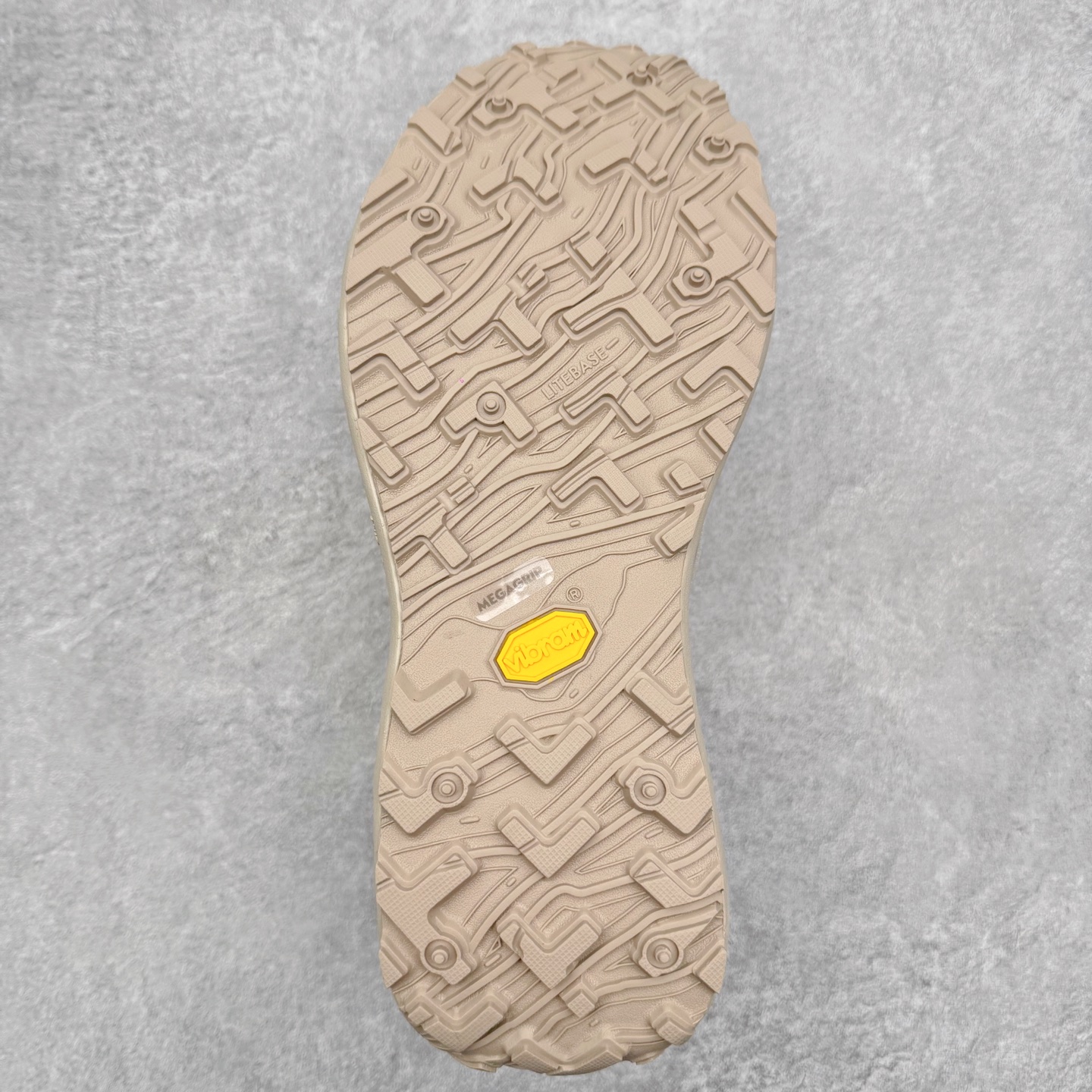 图片[9]-＃纯原 NORDA 002 轻便户外运动舒适防滑耐磨低帮跑步鞋 Norda是一个来自加拿大的品牌，由两位越野跑者Nicholas Martire 和Willamina Martire夫妇联合其他两位合作者创立，旨在打造全球最佳的越野跑鞋。在品牌正式成立之前，他们邀请了运动员、艺术家和材料专家，共同讨论如何塑造这个全新的品牌。最终，Norda品牌在2020年正式成立，但他们的第一双鞋子Norda001直到2022年1月才发布。在品牌成立的三年里，Norda总共只推出了两款跑鞋，但在配色和其他品牌的合作上却频频发力。包括Zegna、Ciele和Satisfy等跑步圈里的当红品牌，都进行了联名。Zegna更是在今年年初收购了一部分Norda的股份，并宣称将会在未来投入更多资金支持品牌的发展。尺码：36 36.5 37.5 38 38.5 39 40 40.5 41 42 42.5 43 44 44.5 45 46-选品中心