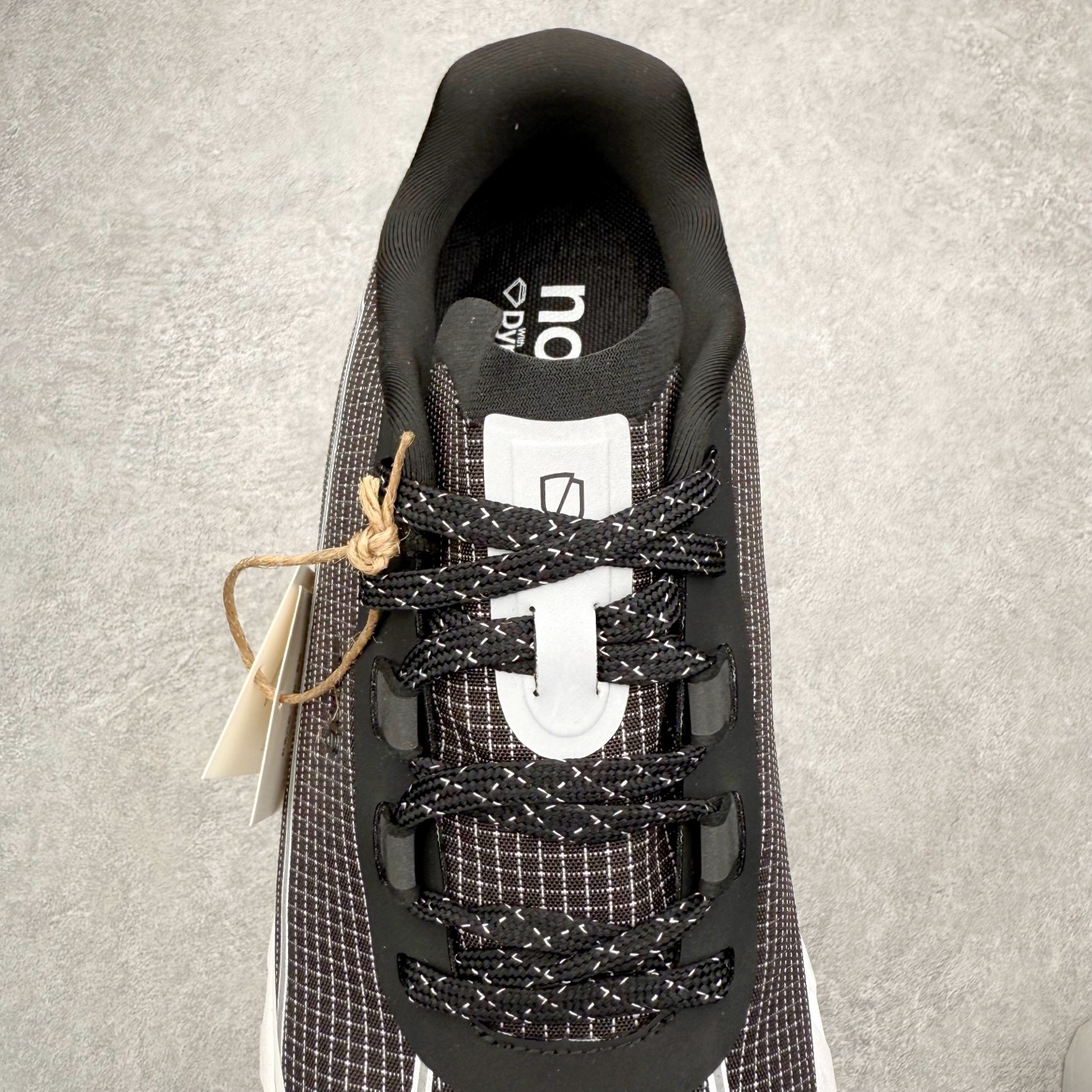 图片[5]-＃纯原 NORDA 002 轻便户外运动舒适防滑耐磨低帮跑步鞋 Norda是一个来自加拿大的品牌，由两位越野跑者Nicholas Martire 和Willamina Martire夫妇联合其他两位合作者创立，旨在打造全球最佳的越野跑鞋。在品牌正式成立之前，他们邀请了运动员、艺术家和材料专家，共同讨论如何塑造这个全新的品牌。最终，Norda品牌在2020年正式成立，但他们的第一双鞋子Norda001直到2022年1月才发布。在品牌成立的三年里，Norda总共只推出了两款跑鞋，但在配色和其他品牌的合作上却频频发力。包括Zegna、Ciele和Satisfy等跑步圈里的当红品牌，都进行了联名。Zegna更是在今年年初收购了一部分Norda的股份，并宣称将会在未来投入更多资金支持品牌的发展。尺码：36 36.5 37.5 38 38.5 39 40 40.5 41 42 42.5 43 44 44.5 45 46-选品中心