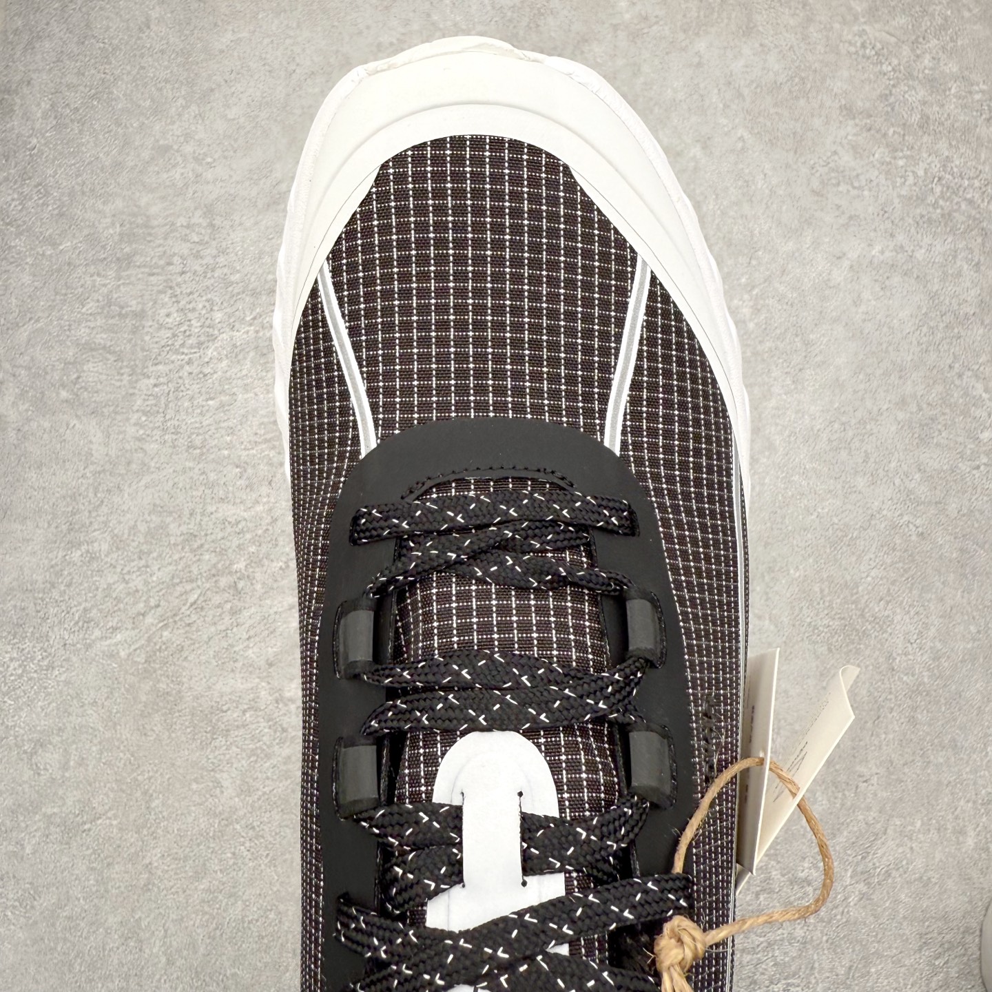 图片[4]-＃纯原 NORDA 002 轻便户外运动舒适防滑耐磨低帮跑步鞋 Norda是一个来自加拿大的品牌，由两位越野跑者Nicholas Martire 和Willamina Martire夫妇联合其他两位合作者创立，旨在打造全球最佳的越野跑鞋。在品牌正式成立之前，他们邀请了运动员、艺术家和材料专家，共同讨论如何塑造这个全新的品牌。最终，Norda品牌在2020年正式成立，但他们的第一双鞋子Norda001直到2022年1月才发布。在品牌成立的三年里，Norda总共只推出了两款跑鞋，但在配色和其他品牌的合作上却频频发力。包括Zegna、Ciele和Satisfy等跑步圈里的当红品牌，都进行了联名。Zegna更是在今年年初收购了一部分Norda的股份，并宣称将会在未来投入更多资金支持品牌的发展。尺码：36 36.5 37.5 38 38.5 39 40 40.5 41 42 42.5 43 44 44.5 45 46-选品中心