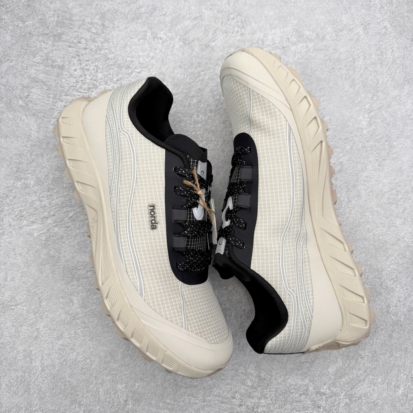 图片[3]-＃纯原 NORDA 002 轻便户外运动舒适防滑耐磨低帮跑步鞋 Norda是一个来自加拿大的品牌，由两位越野跑者Nicholas Martire 和Willamina Martire夫妇联合其他两位合作者创立，旨在打造全球最佳的越野跑鞋。在品牌正式成立之前，他们邀请了运动员、艺术家和材料专家，共同讨论如何塑造这个全新的品牌。最终，Norda品牌在2020年正式成立，但他们的第一双鞋子Norda001直到2022年1月才发布。在品牌成立的三年里，Norda总共只推出了两款跑鞋，但在配色和其他品牌的合作上却频频发力。包括Zegna、Ciele和Satisfy等跑步圈里的当红品牌，都进行了联名。Zegna更是在今年年初收购了一部分Norda的股份，并宣称将会在未来投入更多资金支持品牌的发展。尺码：36 36.5 37.5 38 38.5 39 40 40.5 41 42 42.5 43 44 44.5 45 46-选品中心