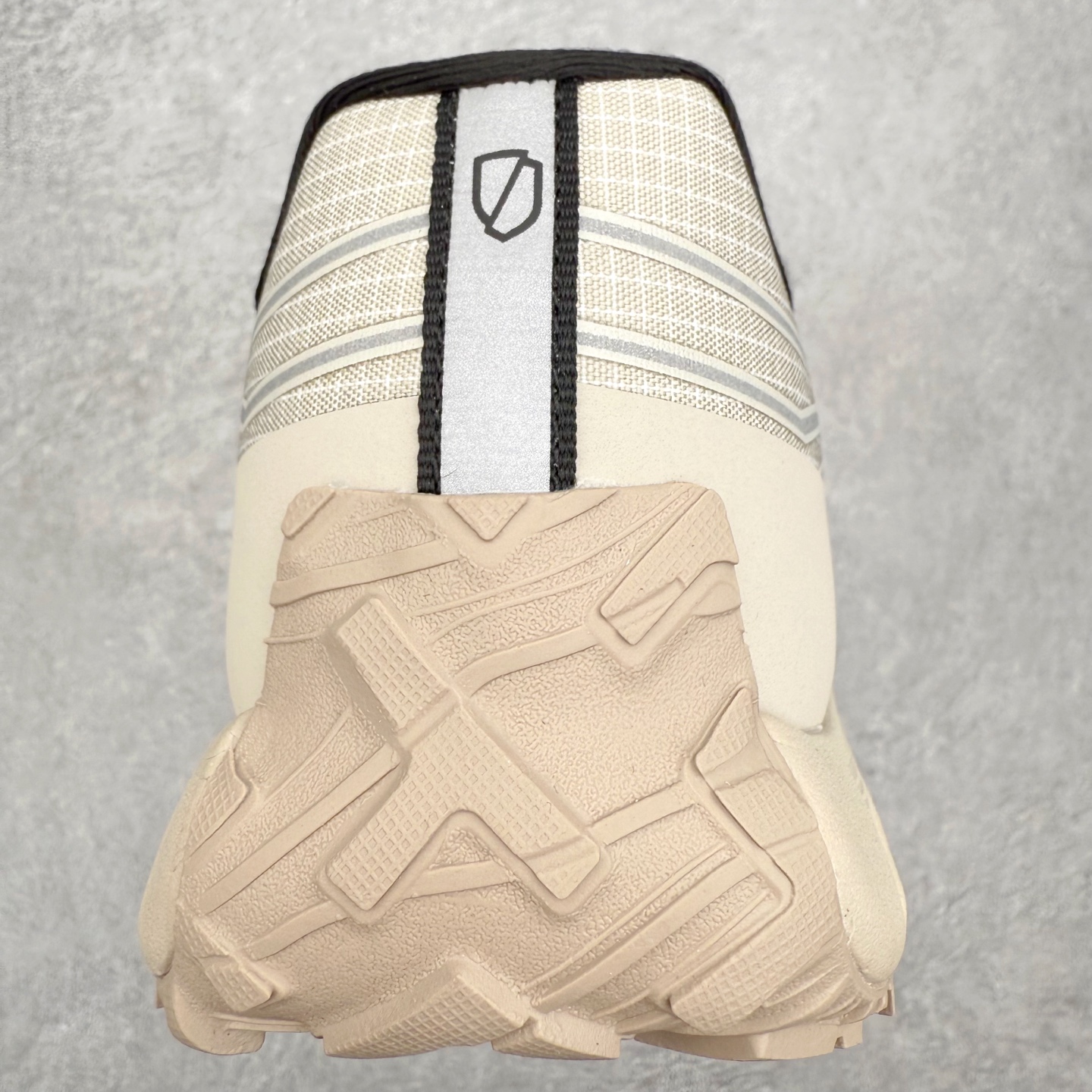 图片[8]-＃纯原 NORDA 002 轻便户外运动舒适防滑耐磨低帮跑步鞋 Norda是一个来自加拿大的品牌，由两位越野跑者Nicholas Martire 和Willamina Martire夫妇联合其他两位合作者创立，旨在打造全球最佳的越野跑鞋。在品牌正式成立之前，他们邀请了运动员、艺术家和材料专家，共同讨论如何塑造这个全新的品牌。最终，Norda品牌在2020年正式成立，但他们的第一双鞋子Norda001直到2022年1月才发布。在品牌成立的三年里，Norda总共只推出了两款跑鞋，但在配色和其他品牌的合作上却频频发力。包括Zegna、Ciele和Satisfy等跑步圈里的当红品牌，都进行了联名。Zegna更是在今年年初收购了一部分Norda的股份，并宣称将会在未来投入更多资金支持品牌的发展。尺码：36 36.5 37.5 38 38.5 39 40 40.5 41 42 42.5 43 44 44.5 45 46-选品中心