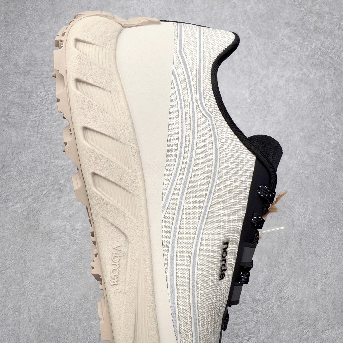 图片[6]-＃纯原 NORDA 002 轻便户外运动舒适防滑耐磨低帮跑步鞋 Norda是一个来自加拿大的品牌，由两位越野跑者Nicholas Martire 和Willamina Martire夫妇联合其他两位合作者创立，旨在打造全球最佳的越野跑鞋。在品牌正式成立之前，他们邀请了运动员、艺术家和材料专家，共同讨论如何塑造这个全新的品牌。最终，Norda品牌在2020年正式成立，但他们的第一双鞋子Norda001直到2022年1月才发布。在品牌成立的三年里，Norda总共只推出了两款跑鞋，但在配色和其他品牌的合作上却频频发力。包括Zegna、Ciele和Satisfy等跑步圈里的当红品牌，都进行了联名。Zegna更是在今年年初收购了一部分Norda的股份，并宣称将会在未来投入更多资金支持品牌的发展。尺码：36 36.5 37.5 38 38.5 39 40 40.5 41 42 42.5 43 44 44.5 45 46-选品中心