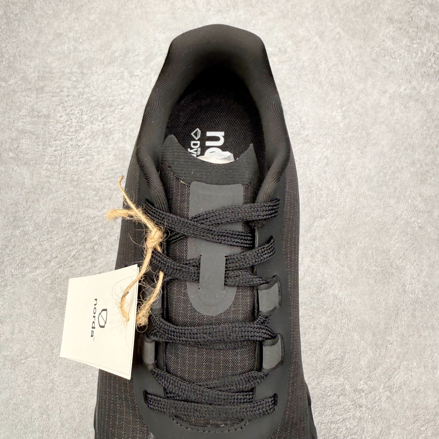 图片[5]-＃纯原 NORDA 002 轻便户外运动舒适防滑耐磨低帮跑步鞋 Norda是一个来自加拿大的品牌，由两位越野跑者Nicholas Martire 和Willamina Martire夫妇联合其他两位合作者创立，旨在打造全球最佳的越野跑鞋。在品牌正式成立之前，他们邀请了运动员、艺术家和材料专家，共同讨论如何塑造这个全新的品牌。最终，Norda品牌在2020年正式成立，但他们的第一双鞋子Norda001直到2022年1月才发布。在品牌成立的三年里，Norda总共只推出了两款跑鞋，但在配色和其他品牌的合作上却频频发力。包括Zegna、Ciele和Satisfy等跑步圈里的当红品牌，都进行了联名。Zegna更是在今年年初收购了一部分Norda的股份，并宣称将会在未来投入更多资金支持品牌的发展。尺码：36 36.5 37.5 38 38.5 39 40 40.5 41 42 42.5 43 44 44.5 45 46-选品中心