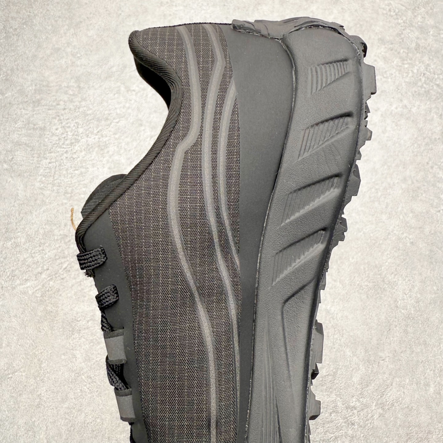 图片[7]-＃纯原 NORDA 002 轻便户外运动舒适防滑耐磨低帮跑步鞋 Norda是一个来自加拿大的品牌，由两位越野跑者Nicholas Martire 和Willamina Martire夫妇联合其他两位合作者创立，旨在打造全球最佳的越野跑鞋。在品牌正式成立之前，他们邀请了运动员、艺术家和材料专家，共同讨论如何塑造这个全新的品牌。最终，Norda品牌在2020年正式成立，但他们的第一双鞋子Norda001直到2022年1月才发布。在品牌成立的三年里，Norda总共只推出了两款跑鞋，但在配色和其他品牌的合作上却频频发力。包括Zegna、Ciele和Satisfy等跑步圈里的当红品牌，都进行了联名。Zegna更是在今年年初收购了一部分Norda的股份，并宣称将会在未来投入更多资金支持品牌的发展。尺码：36 36.5 37.5 38 38.5 39 40 40.5 41 42 42.5 43 44 44.5 45 46-选品中心