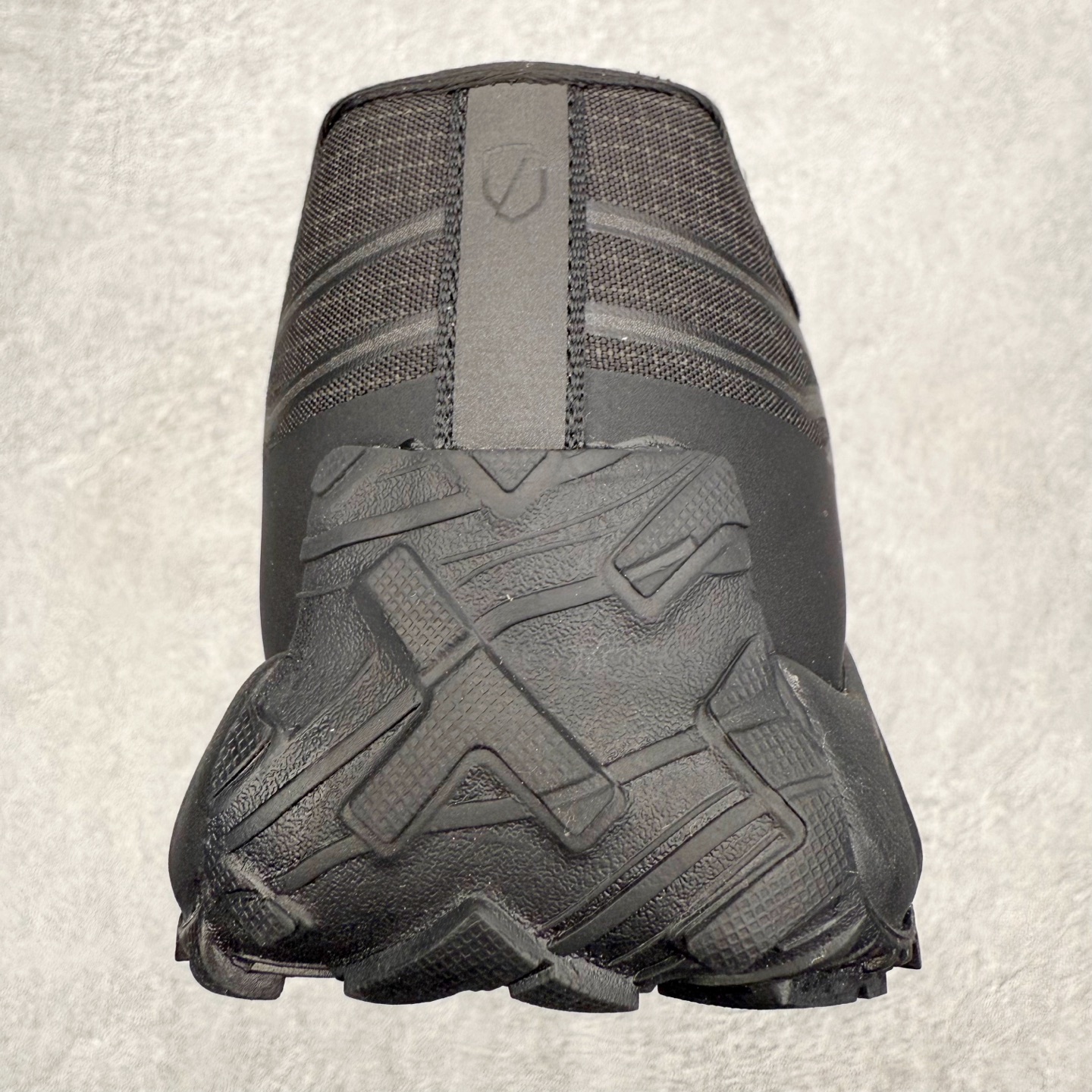 图片[8]-＃纯原 NORDA 002 轻便户外运动舒适防滑耐磨低帮跑步鞋 Norda是一个来自加拿大的品牌，由两位越野跑者Nicholas Martire 和Willamina Martire夫妇联合其他两位合作者创立，旨在打造全球最佳的越野跑鞋。在品牌正式成立之前，他们邀请了运动员、艺术家和材料专家，共同讨论如何塑造这个全新的品牌。最终，Norda品牌在2020年正式成立，但他们的第一双鞋子Norda001直到2022年1月才发布。在品牌成立的三年里，Norda总共只推出了两款跑鞋，但在配色和其他品牌的合作上却频频发力。包括Zegna、Ciele和Satisfy等跑步圈里的当红品牌，都进行了联名。Zegna更是在今年年初收购了一部分Norda的股份，并宣称将会在未来投入更多资金支持品牌的发展。尺码：36 36.5 37.5 38 38.5 39 40 40.5 41 42 42.5 43 44 44.5 45 46-选品中心