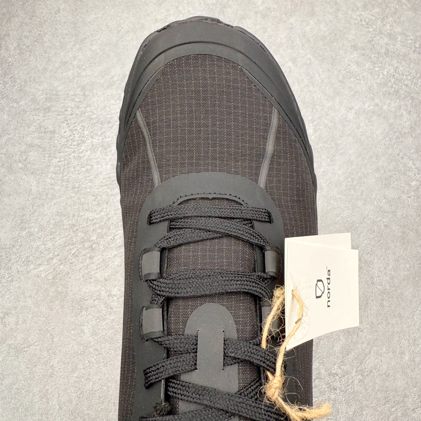 图片[4]-＃纯原 NORDA 002 轻便户外运动舒适防滑耐磨低帮跑步鞋 Norda是一个来自加拿大的品牌，由两位越野跑者Nicholas Martire 和Willamina Martire夫妇联合其他两位合作者创立，旨在打造全球最佳的越野跑鞋。在品牌正式成立之前，他们邀请了运动员、艺术家和材料专家，共同讨论如何塑造这个全新的品牌。最终，Norda品牌在2020年正式成立，但他们的第一双鞋子Norda001直到2022年1月才发布。在品牌成立的三年里，Norda总共只推出了两款跑鞋，但在配色和其他品牌的合作上却频频发力。包括Zegna、Ciele和Satisfy等跑步圈里的当红品牌，都进行了联名。Zegna更是在今年年初收购了一部分Norda的股份，并宣称将会在未来投入更多资金支持品牌的发展。尺码：36 36.5 37.5 38 38.5 39 40 40.5 41 42 42.5 43 44 44.5 45 46-选品中心
