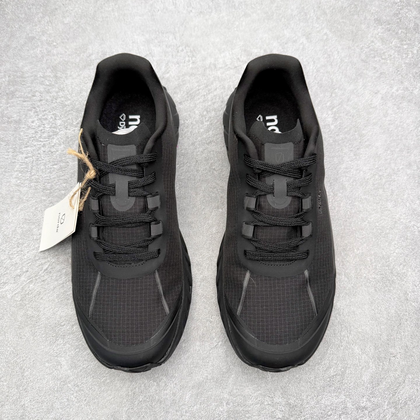 图片[2]-＃纯原 NORDA 002 轻便户外运动舒适防滑耐磨低帮跑步鞋 Norda是一个来自加拿大的品牌，由两位越野跑者Nicholas Martire 和Willamina Martire夫妇联合其他两位合作者创立，旨在打造全球最佳的越野跑鞋。在品牌正式成立之前，他们邀请了运动员、艺术家和材料专家，共同讨论如何塑造这个全新的品牌。最终，Norda品牌在2020年正式成立，但他们的第一双鞋子Norda001直到2022年1月才发布。在品牌成立的三年里，Norda总共只推出了两款跑鞋，但在配色和其他品牌的合作上却频频发力。包括Zegna、Ciele和Satisfy等跑步圈里的当红品牌，都进行了联名。Zegna更是在今年年初收购了一部分Norda的股份，并宣称将会在未来投入更多资金支持品牌的发展。尺码：36 36.5 37.5 38 38.5 39 40 40.5 41 42 42.5 43 44 44.5 45 46-选品中心