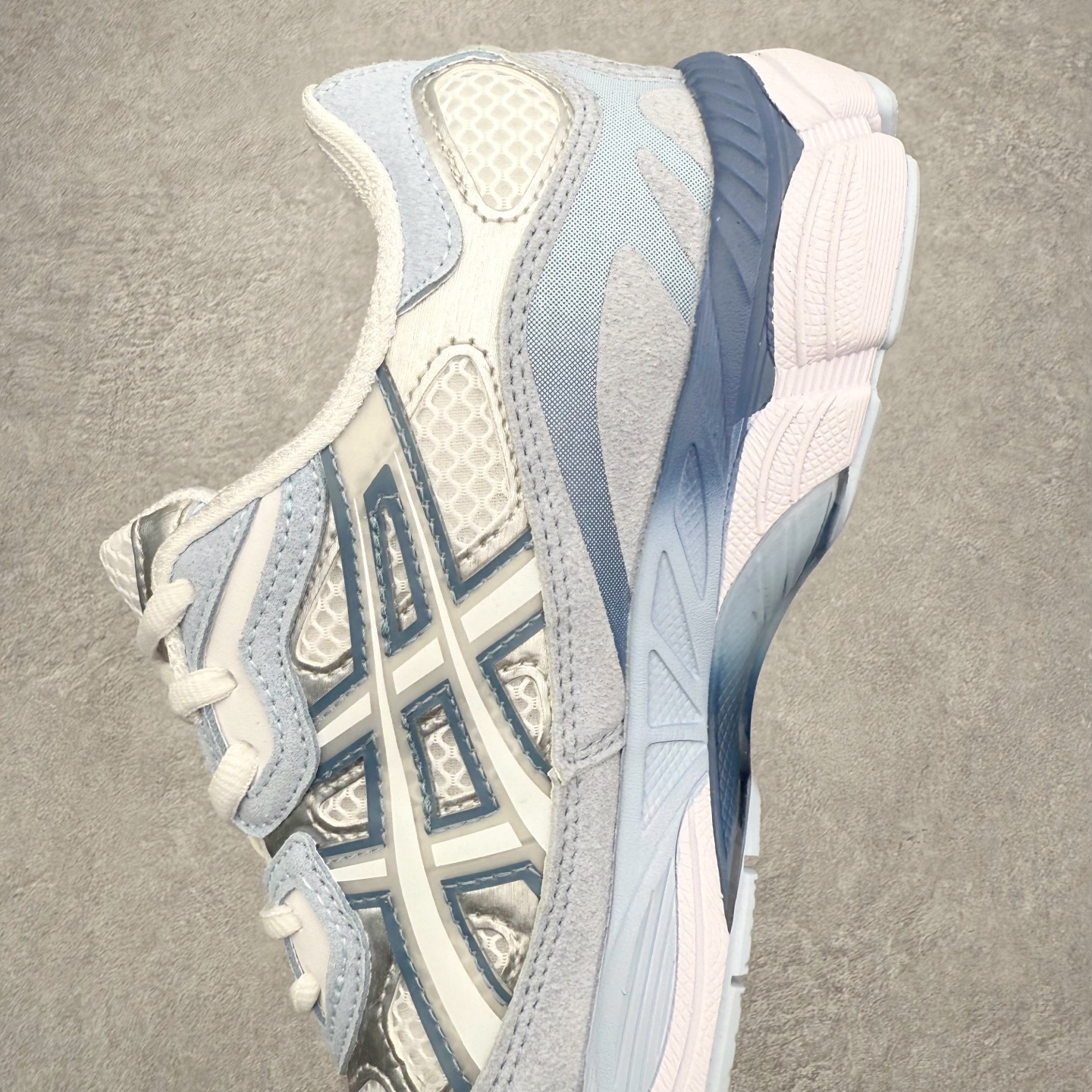 图片[7]-Asics GEL-NYC 亚瑟士防滑耐磨透气低帮运动休闲鞋 GEL-NYC™ 运动鞋的灵感源自传统和现代高性能跑步风格 其鞋面结构参考了 2000 年代初的 GEL-NIMBUS™ 3 鞋 并将其与 MC-PLUS V 设计中的各种装饰融为一体 该工装通过使用 GEL-CUMULUS® 16 鞋的工装系统来对比鞋面的复古风格 通过轻质泡沫和 GEL® 技术嵌入物的结合 这种中底结构有助于创造先进的脚底舒适度 尺码：36 37 37.5 38 39 40.5 41.5 42 42.5 43.5 44 45-选品中心