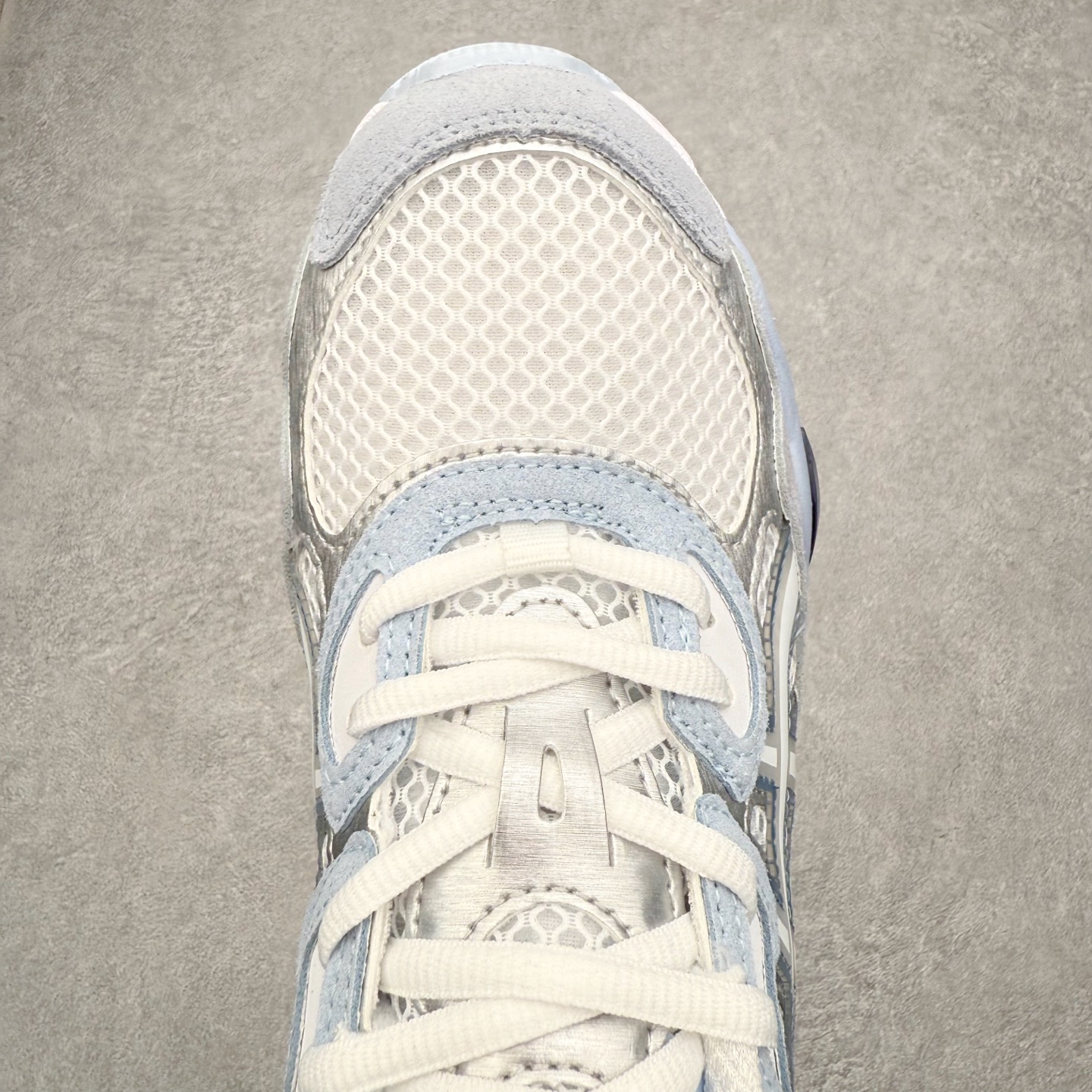 图片[4]-Asics GEL-NYC 亚瑟士防滑耐磨透气低帮运动休闲鞋 GEL-NYC™ 运动鞋的灵感源自传统和现代高性能跑步风格 其鞋面结构参考了 2000 年代初的 GEL-NIMBUS™ 3 鞋 并将其与 MC-PLUS V 设计中的各种装饰融为一体 该工装通过使用 GEL-CUMULUS® 16 鞋的工装系统来对比鞋面的复古风格 通过轻质泡沫和 GEL® 技术嵌入物的结合 这种中底结构有助于创造先进的脚底舒适度 尺码：36 37 37.5 38 39 40.5 41.5 42 42.5 43.5 44 45-选品中心