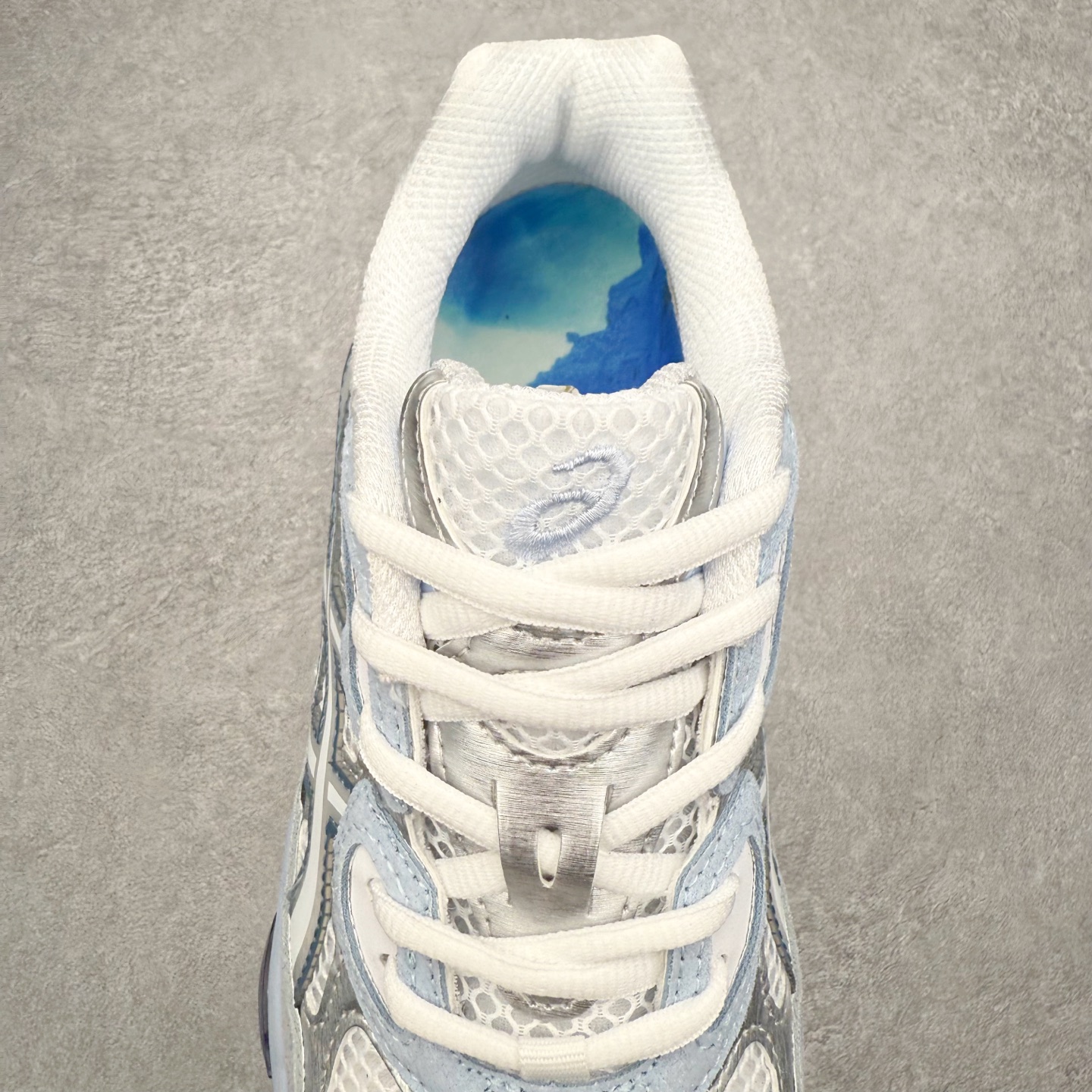 图片[5]-Asics GEL-NYC 亚瑟士防滑耐磨透气低帮运动休闲鞋 GEL-NYC™ 运动鞋的灵感源自传统和现代高性能跑步风格 其鞋面结构参考了 2000 年代初的 GEL-NIMBUS™ 3 鞋 并将其与 MC-PLUS V 设计中的各种装饰融为一体 该工装通过使用 GEL-CUMULUS® 16 鞋的工装系统来对比鞋面的复古风格 通过轻质泡沫和 GEL® 技术嵌入物的结合 这种中底结构有助于创造先进的脚底舒适度 尺码：36 37 37.5 38 39 40.5 41.5 42 42.5 43.5 44 45-选品中心