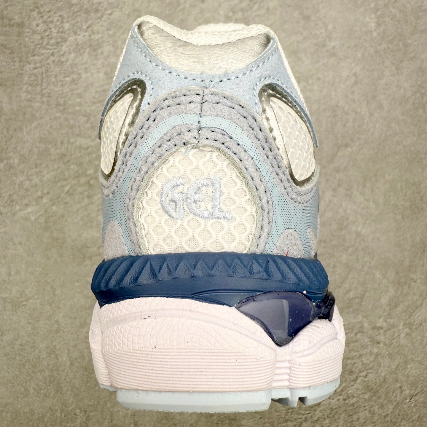 图片[8]-Asics GEL-NYC 亚瑟士防滑耐磨透气低帮运动休闲鞋 GEL-NYC™ 运动鞋的灵感源自传统和现代高性能跑步风格 其鞋面结构参考了 2000 年代初的 GEL-NIMBUS™ 3 鞋 并将其与 MC-PLUS V 设计中的各种装饰融为一体 该工装通过使用 GEL-CUMULUS® 16 鞋的工装系统来对比鞋面的复古风格 通过轻质泡沫和 GEL® 技术嵌入物的结合 这种中底结构有助于创造先进的脚底舒适度 尺码：36 37 37.5 38 39 40.5 41.5 42 42.5 43.5 44 45-选品中心