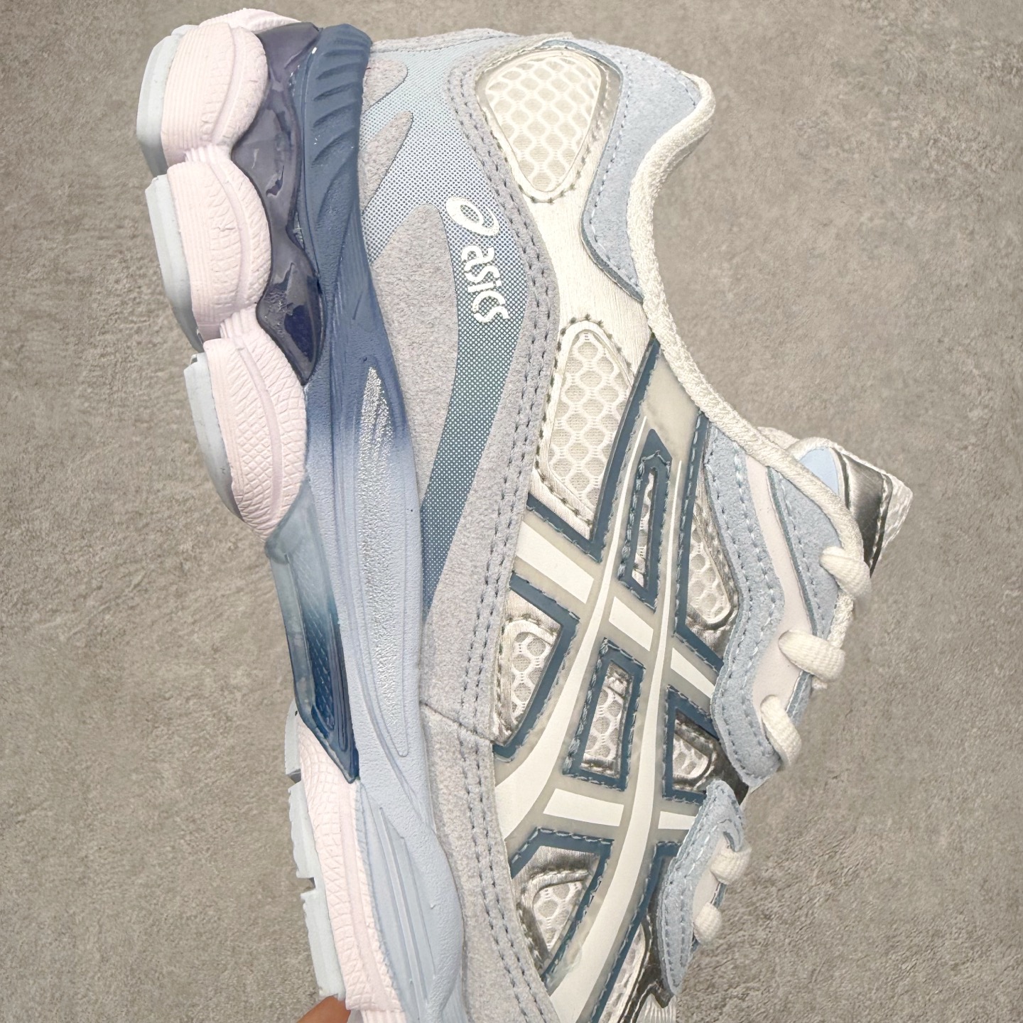 图片[6]-Asics GEL-NYC 亚瑟士防滑耐磨透气低帮运动休闲鞋 GEL-NYC™ 运动鞋的灵感源自传统和现代高性能跑步风格 其鞋面结构参考了 2000 年代初的 GEL-NIMBUS™ 3 鞋 并将其与 MC-PLUS V 设计中的各种装饰融为一体 该工装通过使用 GEL-CUMULUS® 16 鞋的工装系统来对比鞋面的复古风格 通过轻质泡沫和 GEL® 技术嵌入物的结合 这种中底结构有助于创造先进的脚底舒适度 尺码：36 37 37.5 38 39 40.5 41.5 42 42.5 43.5 44 45-选品中心