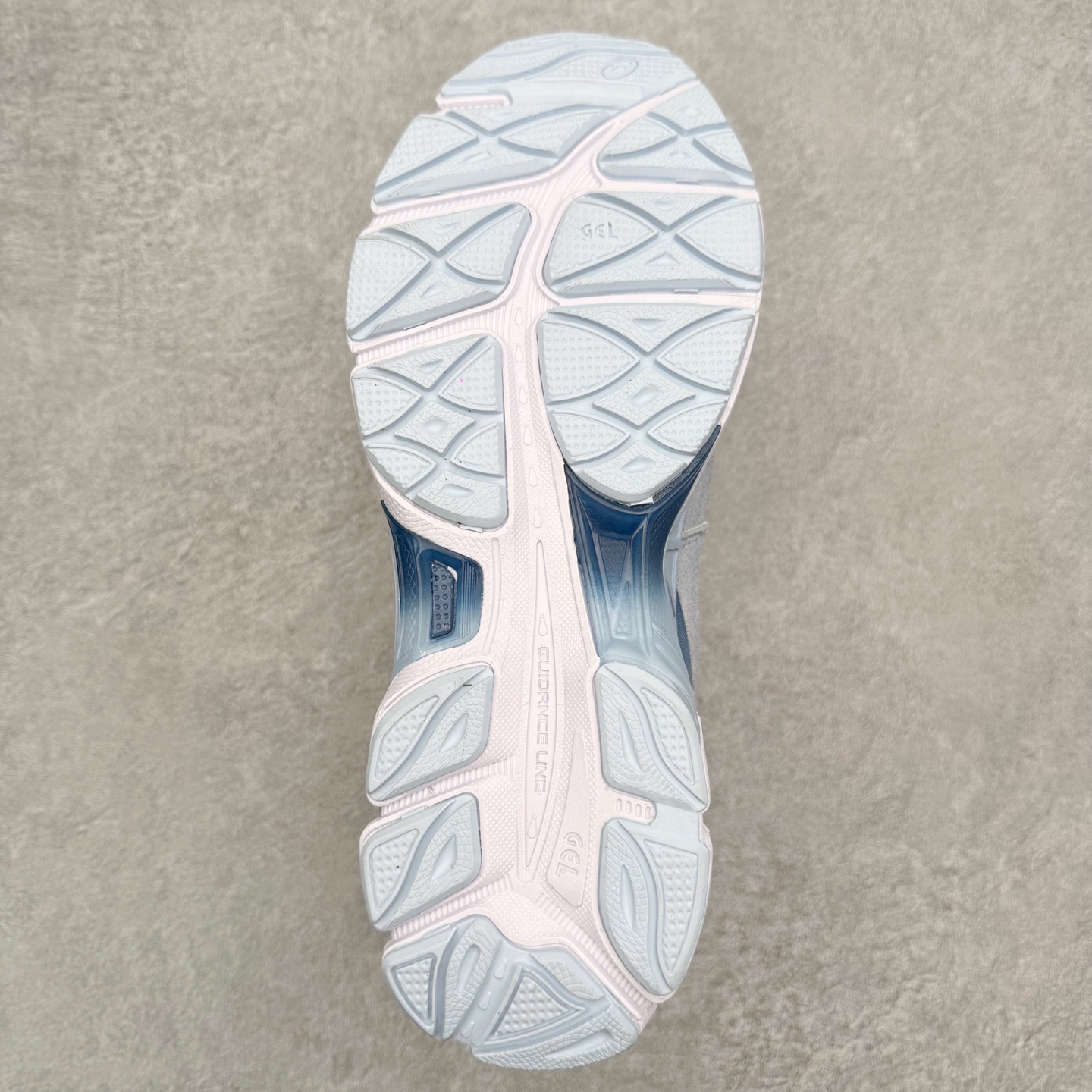 图片[9]-Asics GEL-NYC 亚瑟士防滑耐磨透气低帮运动休闲鞋 GEL-NYC™ 运动鞋的灵感源自传统和现代高性能跑步风格 其鞋面结构参考了 2000 年代初的 GEL-NIMBUS™ 3 鞋 并将其与 MC-PLUS V 设计中的各种装饰融为一体 该工装通过使用 GEL-CUMULUS® 16 鞋的工装系统来对比鞋面的复古风格 通过轻质泡沫和 GEL® 技术嵌入物的结合 这种中底结构有助于创造先进的脚底舒适度 尺码：36 37 37.5 38 39 40.5 41.5 42 42.5 43.5 44 45-选品中心