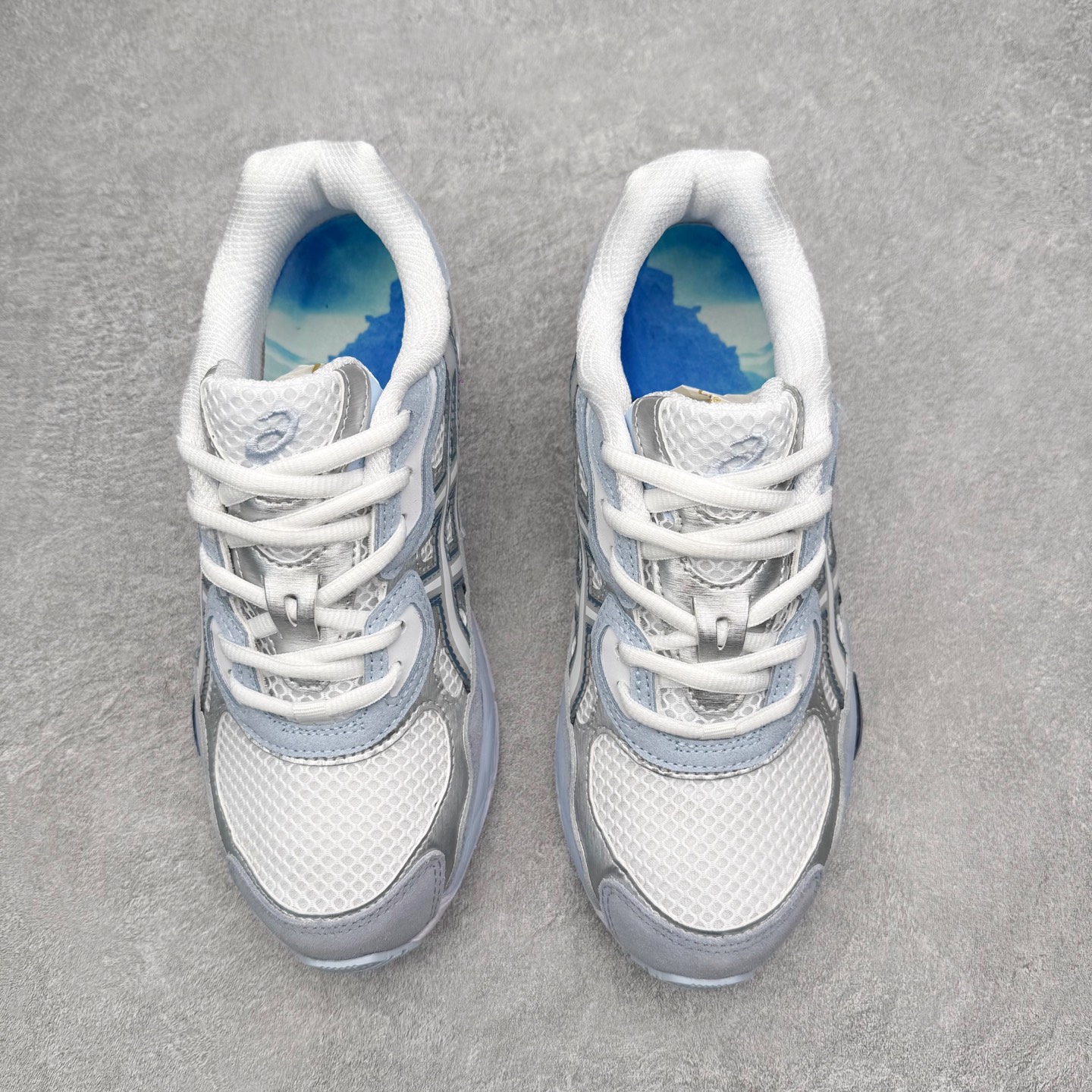 图片[2]-Asics GEL-NYC 亚瑟士防滑耐磨透气低帮运动休闲鞋 GEL-NYC™ 运动鞋的灵感源自传统和现代高性能跑步风格 其鞋面结构参考了 2000 年代初的 GEL-NIMBUS™ 3 鞋 并将其与 MC-PLUS V 设计中的各种装饰融为一体 该工装通过使用 GEL-CUMULUS® 16 鞋的工装系统来对比鞋面的复古风格 通过轻质泡沫和 GEL® 技术嵌入物的结合 这种中底结构有助于创造先进的脚底舒适度 尺码：36 37 37.5 38 39 40.5 41.5 42 42.5 43.5 44 45-选品中心