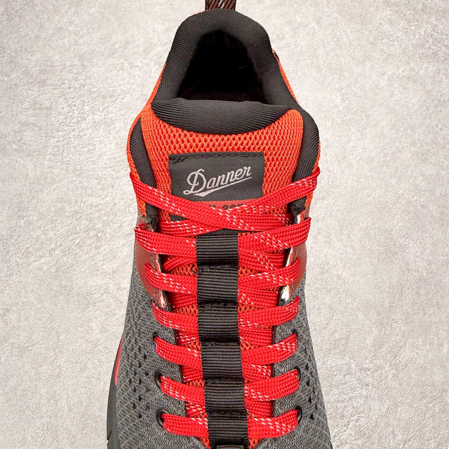 图片[5]-MYSTERY RANCH x Danner 丹纳 Trail 2650 跑步登山徒步反毛皮织物减震防滑耐磨防水透气低帮跑步鞋 鞋面采用反毛皮与织物拼接，兼具防水与透气性能。低帮设计搭配系带闭合，行走灵活不束缚。鞋底侧重防滑耐磨，搭配减震功能，适合户外复杂路况。OrthoLite鞋垫能缓解长时间运动疲劳，黑橙配色经典且富有活力。 尺码：35 36 37 38 39 40 41 42 43 44 45-选品中心