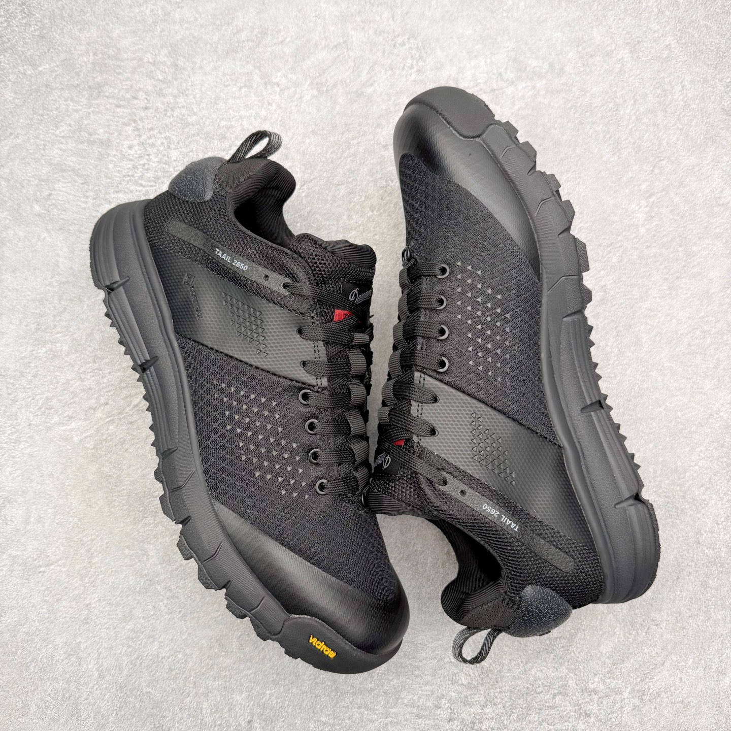 图片[3]-MYSTERY RANCH x Danner 丹纳 Trail 2650 跑步登山徒步反毛皮织物减震防滑耐磨防水透气低帮跑步鞋 鞋面采用反毛皮与织物拼接，兼具防水与透气性能。低帮设计搭配系带闭合，行走灵活不束缚。鞋底侧重防滑耐磨，搭配减震功能，适合户外复杂路况。OrthoLite鞋垫能缓解长时间运动疲劳，黑橙配色经典且富有活力。 尺码：35 36 37 38 39 40 41 42 43 44 45-选品中心