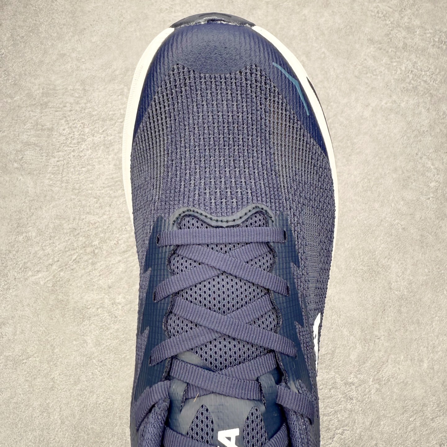 图片[4]-HOKA ONE ONE Challenger ATR 8 挑战者八代轻便耐磨防滑跑步鞋 新一代Challenger泡棉中底减重10% 增加3mm强化缓震、打造Q弹脚感 后跟采用延伸设计 加强跟腱保护、便于穿脱 搭配环保工程网布增加透气、短靴细节防止碎石进入 重新设计的大底以轮胎刻纹为灵感 以更密集的全大底水波刻纹 搭配加大面积的高耐磨橡胶与4mm大刻纹设计 增加整体抓地力与稳定性 尺码：36 36.5 37.5 38 38.5 39 40 40.5 41 42 42.5 43 44 44.5 45-选品中心