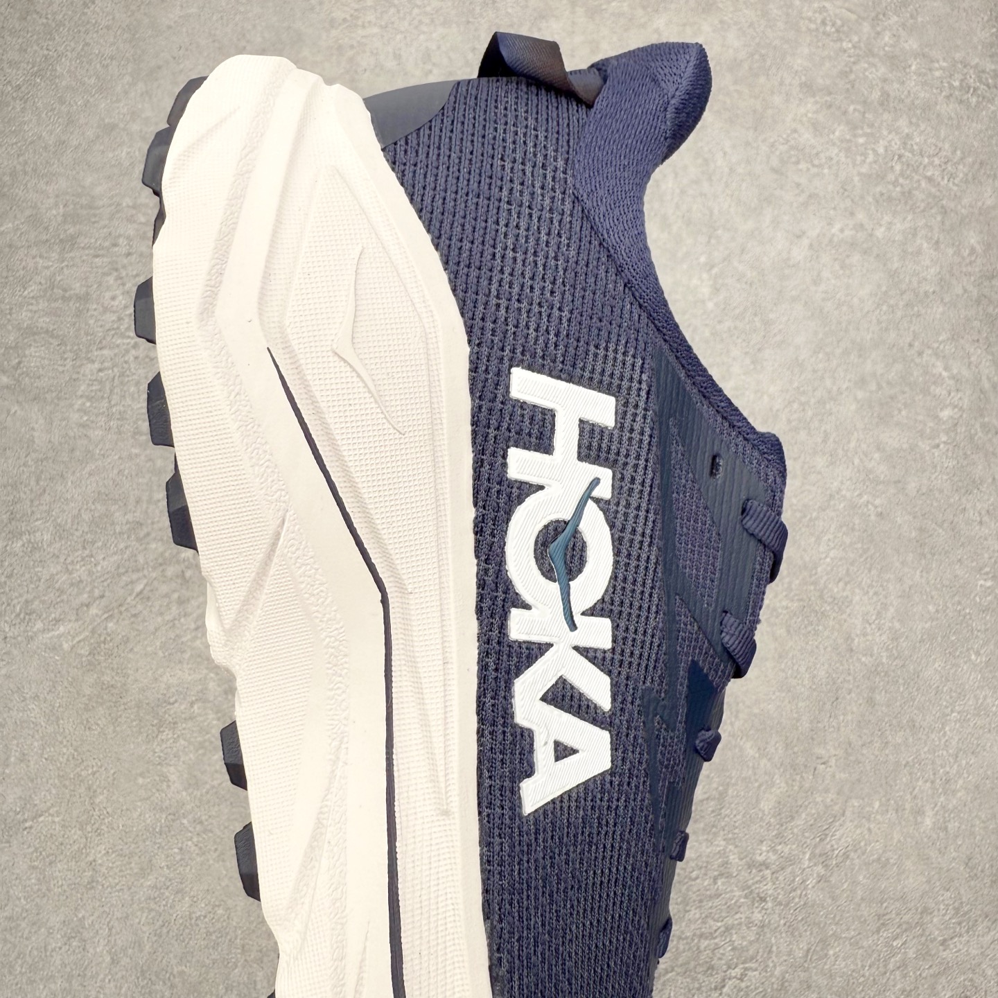 图片[6]-HOKA ONE ONE Challenger ATR 8 挑战者八代轻便耐磨防滑跑步鞋 新一代Challenger泡棉中底减重10% 增加3mm强化缓震、打造Q弹脚感 后跟采用延伸设计 加强跟腱保护、便于穿脱 搭配环保工程网布增加透气、短靴细节防止碎石进入 重新设计的大底以轮胎刻纹为灵感 以更密集的全大底水波刻纹 搭配加大面积的高耐磨橡胶与4mm大刻纹设计 增加整体抓地力与稳定性 尺码：36 36.5 37.5 38 38.5 39 40 40.5 41 42 42.5 43 44 44.5 45-选品中心