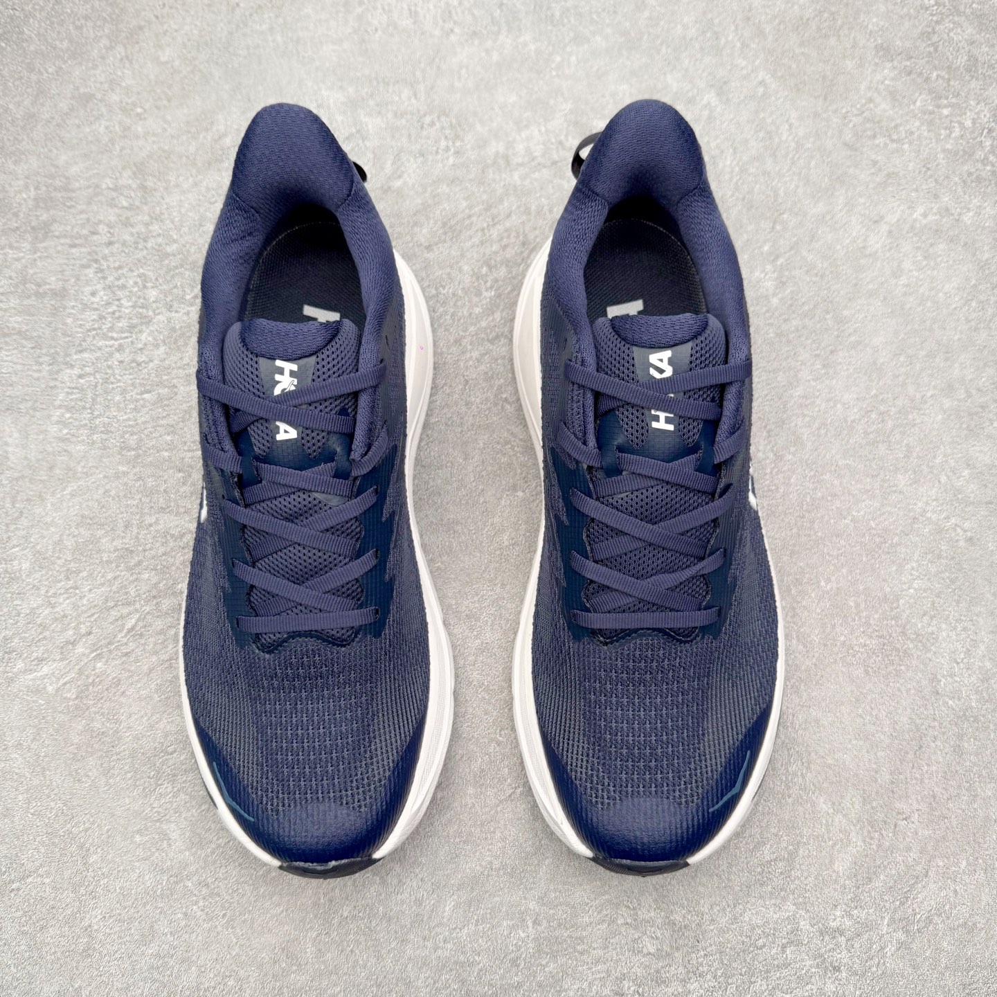 图片[2]-HOKA ONE ONE Challenger ATR 8 挑战者八代轻便耐磨防滑跑步鞋 新一代Challenger泡棉中底减重10% 增加3mm强化缓震、打造Q弹脚感 后跟采用延伸设计 加强跟腱保护、便于穿脱 搭配环保工程网布增加透气、短靴细节防止碎石进入 重新设计的大底以轮胎刻纹为灵感 以更密集的全大底水波刻纹 搭配加大面积的高耐磨橡胶与4mm大刻纹设计 增加整体抓地力与稳定性 尺码：36 36.5 37.5 38 38.5 39 40 40.5 41 42 42.5 43 44 44.5 45-选品中心