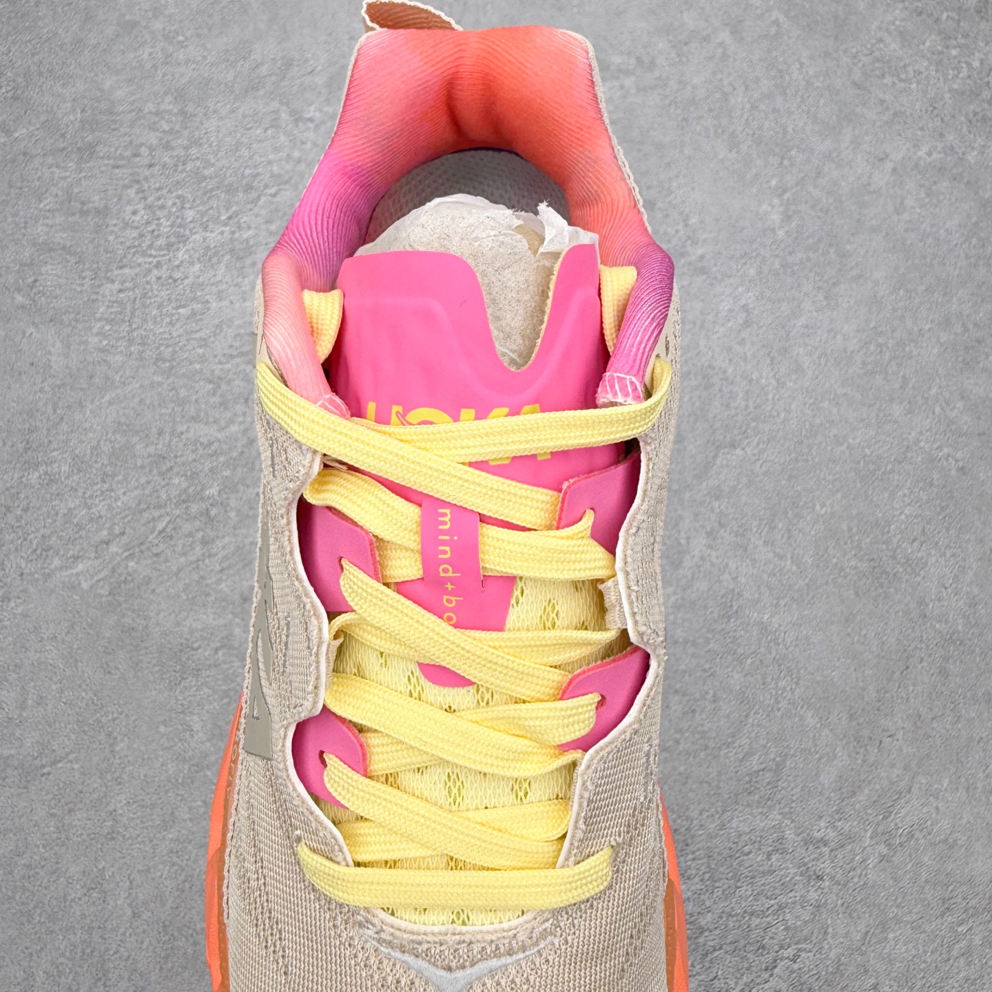 图片[5]-＃福利特价 HOKA ONE ONE SKY Float X 网布织物 舒适运动户外功能 减震防滑耐磨 低帮 生活休闲鞋 男女同款 HOKA ONE ONE是来自美国的跑步鞋知名品牌，创立于2009年，始终致力于为所有跑者提供更新、更好的跑步装备。相比常规跑鞋，HOKA ONE ONE特别研发使用性能独特的几何形跑鞋中底，此种鞋底更厚、更高、回弹性也更好，除了卓越的缓冲性能，它还能为各种阶段的跑者带来更具动感、更加稳定的跑步体验。HOKAONE ONE从设计之初就清楚意识到，要保证跑者步幅的均匀一致，双脚自然而然的运动至关重要。尺码：36 36.5 37.5 38 39 40 40.5 41 42 42.5 43 44 45-选品中心