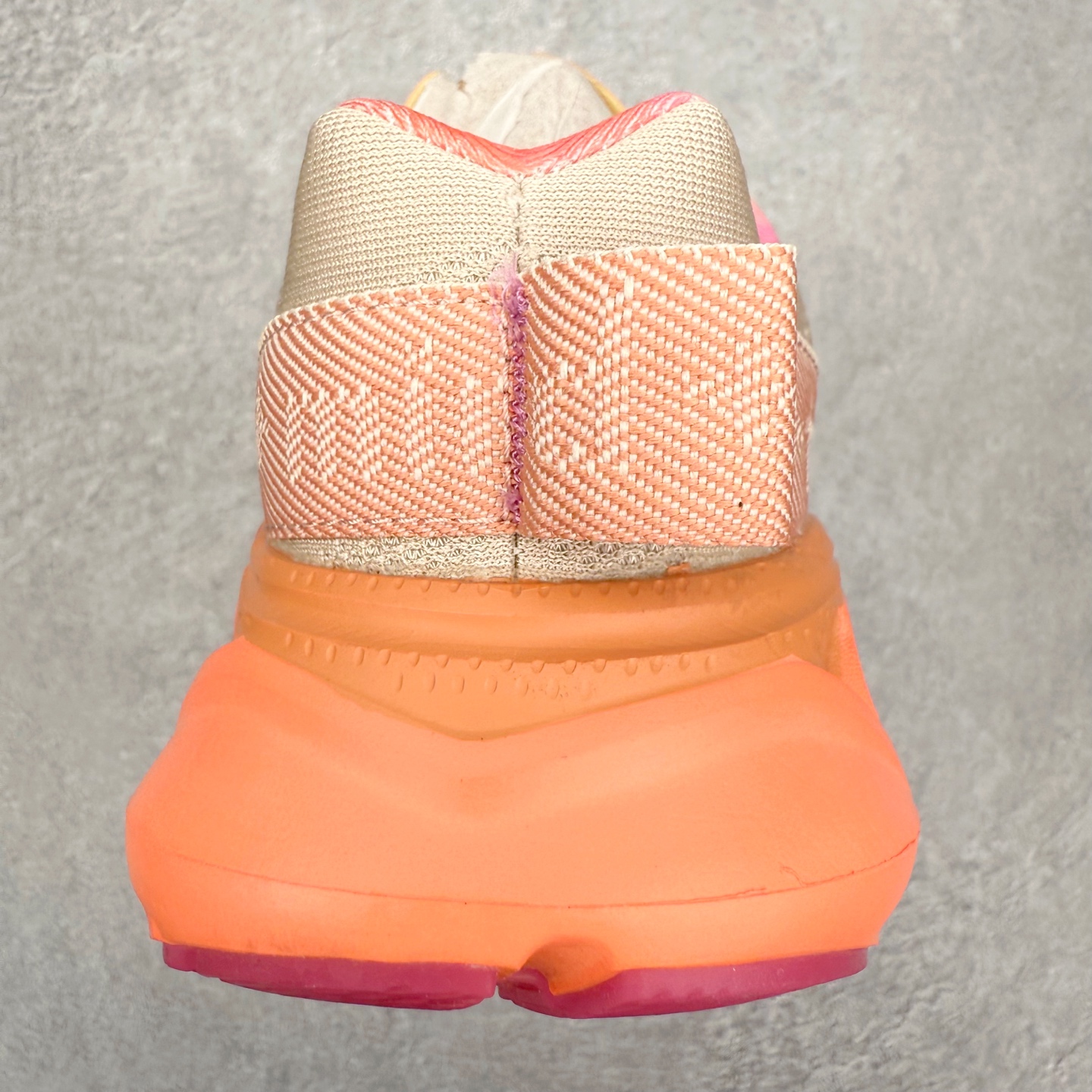 图片[8]-＃福利特价 HOKA ONE ONE SKY Float X 网布织物 舒适运动户外功能 减震防滑耐磨 低帮 生活休闲鞋 男女同款 HOKA ONE ONE是来自美国的跑步鞋知名品牌，创立于2009年，始终致力于为所有跑者提供更新、更好的跑步装备。相比常规跑鞋，HOKA ONE ONE特别研发使用性能独特的几何形跑鞋中底，此种鞋底更厚、更高、回弹性也更好，除了卓越的缓冲性能，它还能为各种阶段的跑者带来更具动感、更加稳定的跑步体验。HOKAONE ONE从设计之初就清楚意识到，要保证跑者步幅的均匀一致，双脚自然而然的运动至关重要。尺码：36 36.5 37.5 38 39 40 40.5 41 42 42.5 43 44 45-选品中心