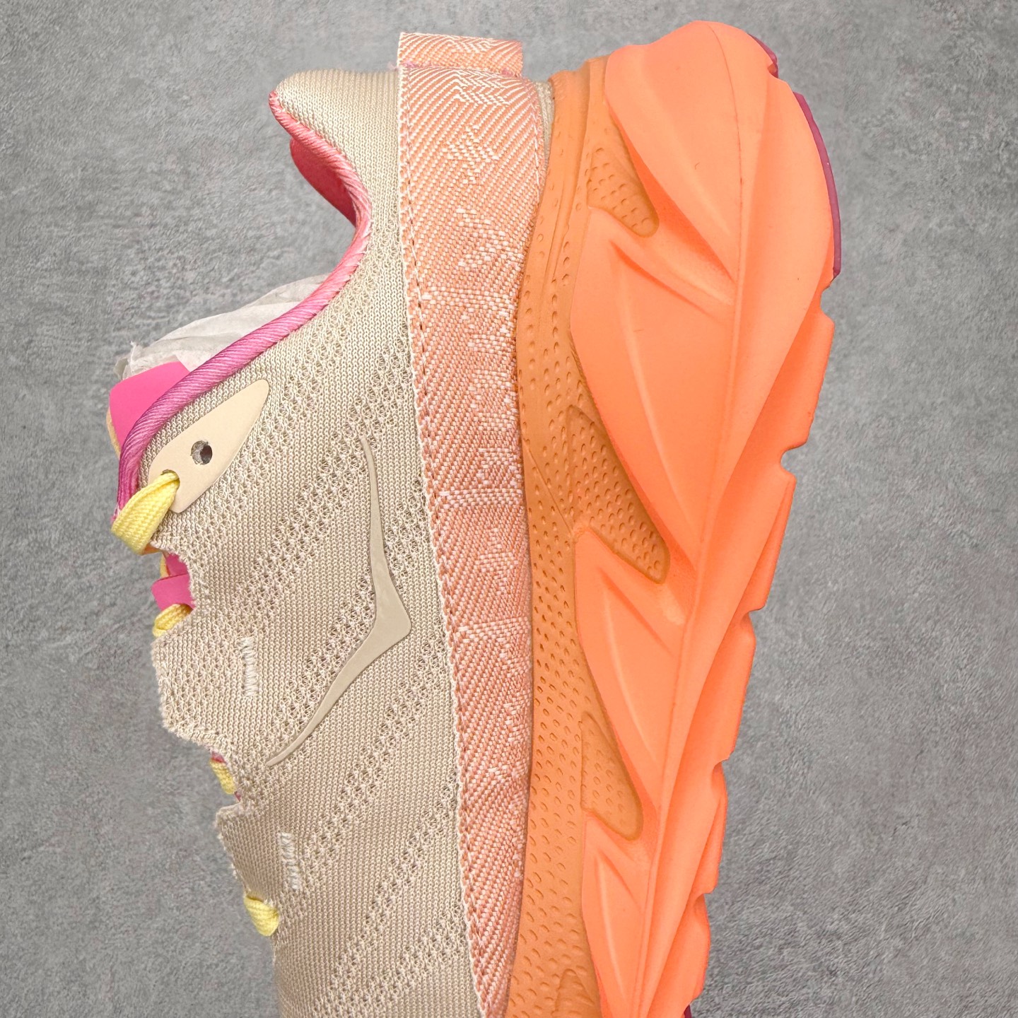 图片[7]-＃福利特价 HOKA ONE ONE SKY Float X 网布织物 舒适运动户外功能 减震防滑耐磨 低帮 生活休闲鞋 男女同款 HOKA ONE ONE是来自美国的跑步鞋知名品牌，创立于2009年，始终致力于为所有跑者提供更新、更好的跑步装备。相比常规跑鞋，HOKA ONE ONE特别研发使用性能独特的几何形跑鞋中底，此种鞋底更厚、更高、回弹性也更好，除了卓越的缓冲性能，它还能为各种阶段的跑者带来更具动感、更加稳定的跑步体验。HOKAONE ONE从设计之初就清楚意识到，要保证跑者步幅的均匀一致，双脚自然而然的运动至关重要。尺码：36 36.5 37.5 38 39 40 40.5 41 42 42.5 43 44 45-选品中心