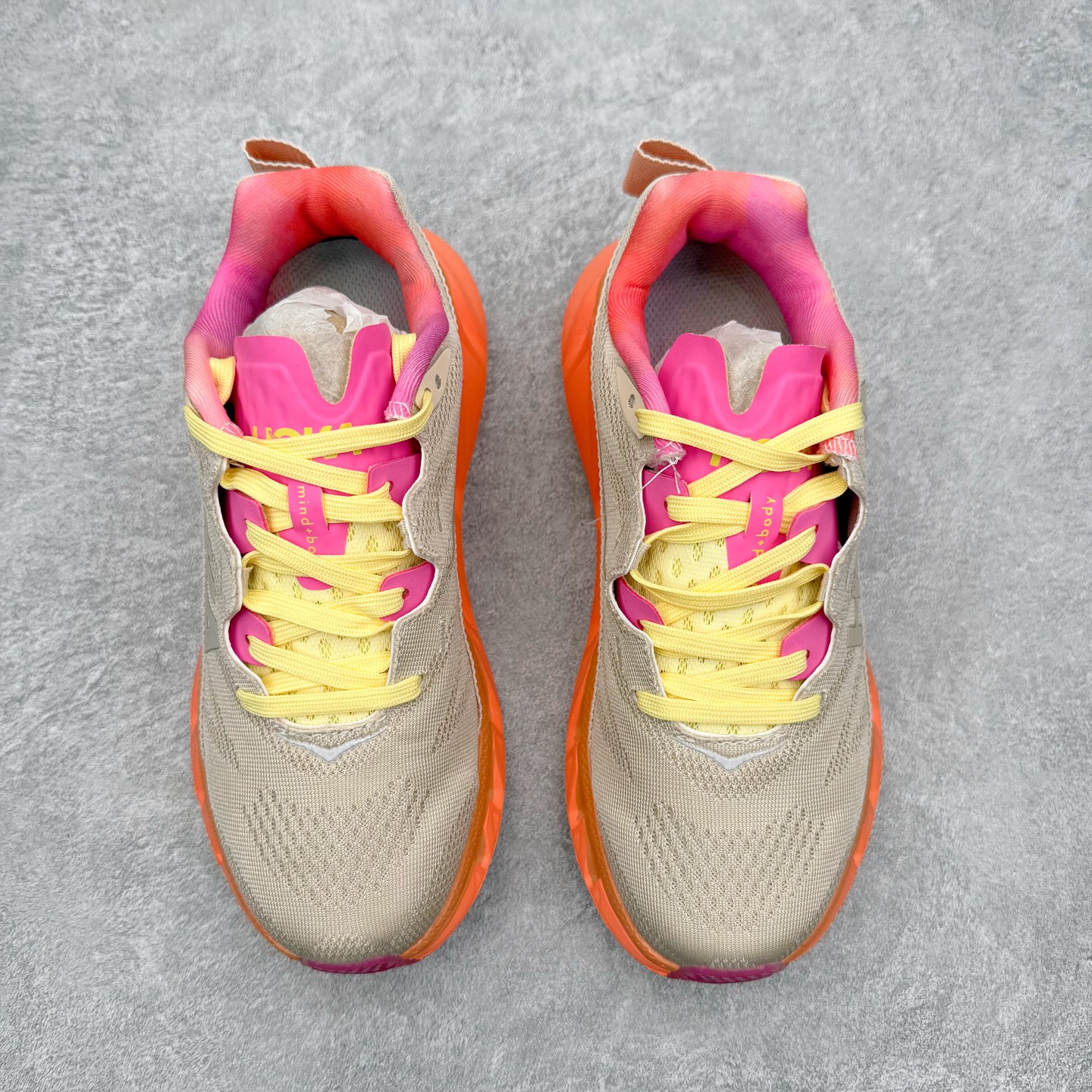 图片[2]-＃福利特价 HOKA ONE ONE SKY Float X 网布织物 舒适运动户外功能 减震防滑耐磨 低帮 生活休闲鞋 男女同款 HOKA ONE ONE是来自美国的跑步鞋知名品牌，创立于2009年，始终致力于为所有跑者提供更新、更好的跑步装备。相比常规跑鞋，HOKA ONE ONE特别研发使用性能独特的几何形跑鞋中底，此种鞋底更厚、更高、回弹性也更好，除了卓越的缓冲性能，它还能为各种阶段的跑者带来更具动感、更加稳定的跑步体验。HOKAONE ONE从设计之初就清楚意识到，要保证跑者步幅的均匀一致，双脚自然而然的运动至关重要。尺码：36 36.5 37.5 38 39 40 40.5 41 42 42.5 43 44 45-选品中心